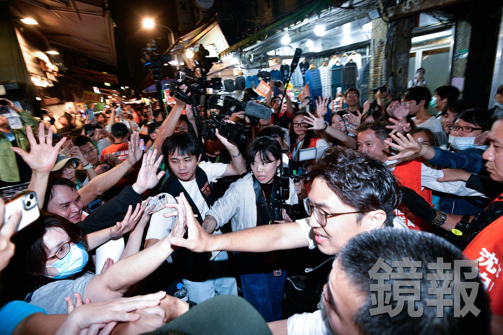 小水滴灌爆士林夜市!沈伯洋深夜掃街開啟「靜音模式」 他讚:要向偉大的洋流致敬