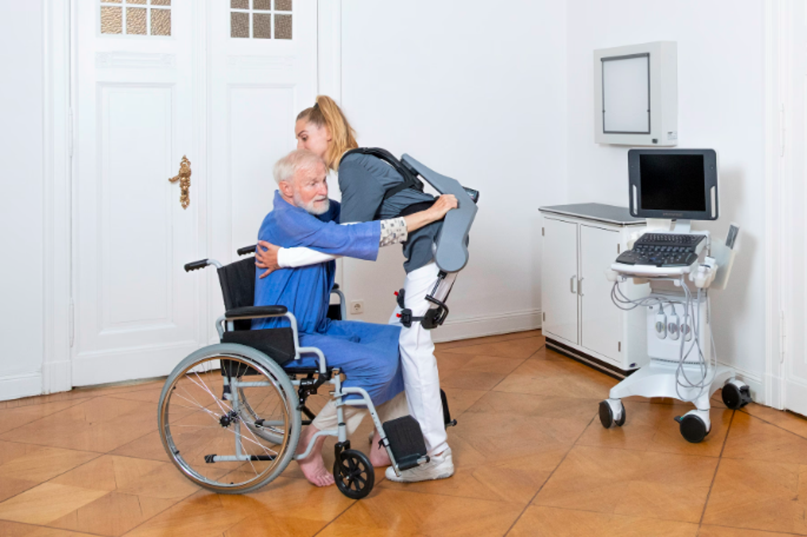 緯創醫療科技大秀肌肉!AI睡眠偵測+外骨骼機器人登場