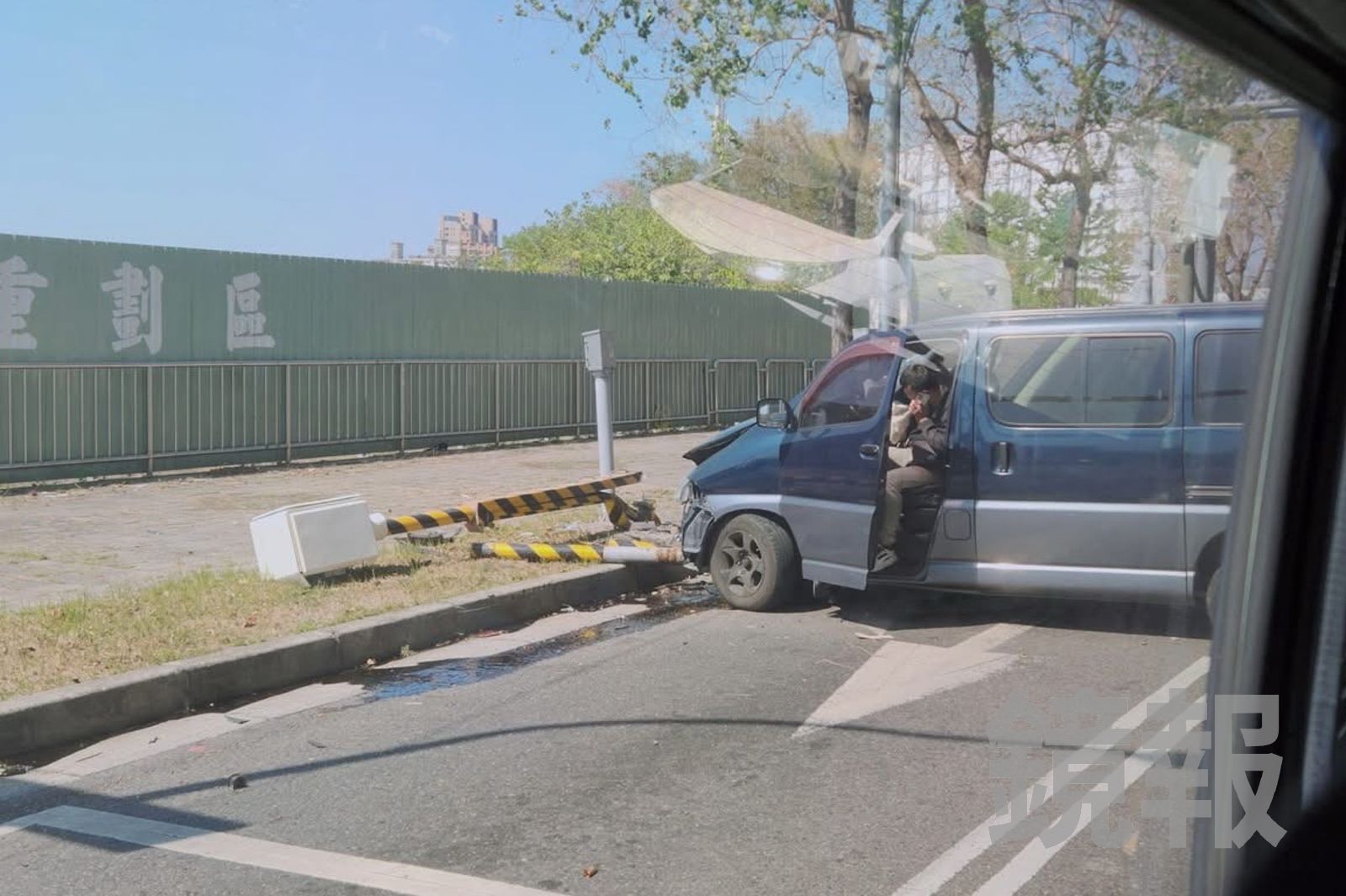 廂型車疑爆胎發生事故，失控撞斷固定式測速照相桿，駕駛輕傷沒有大礙。民眾提供