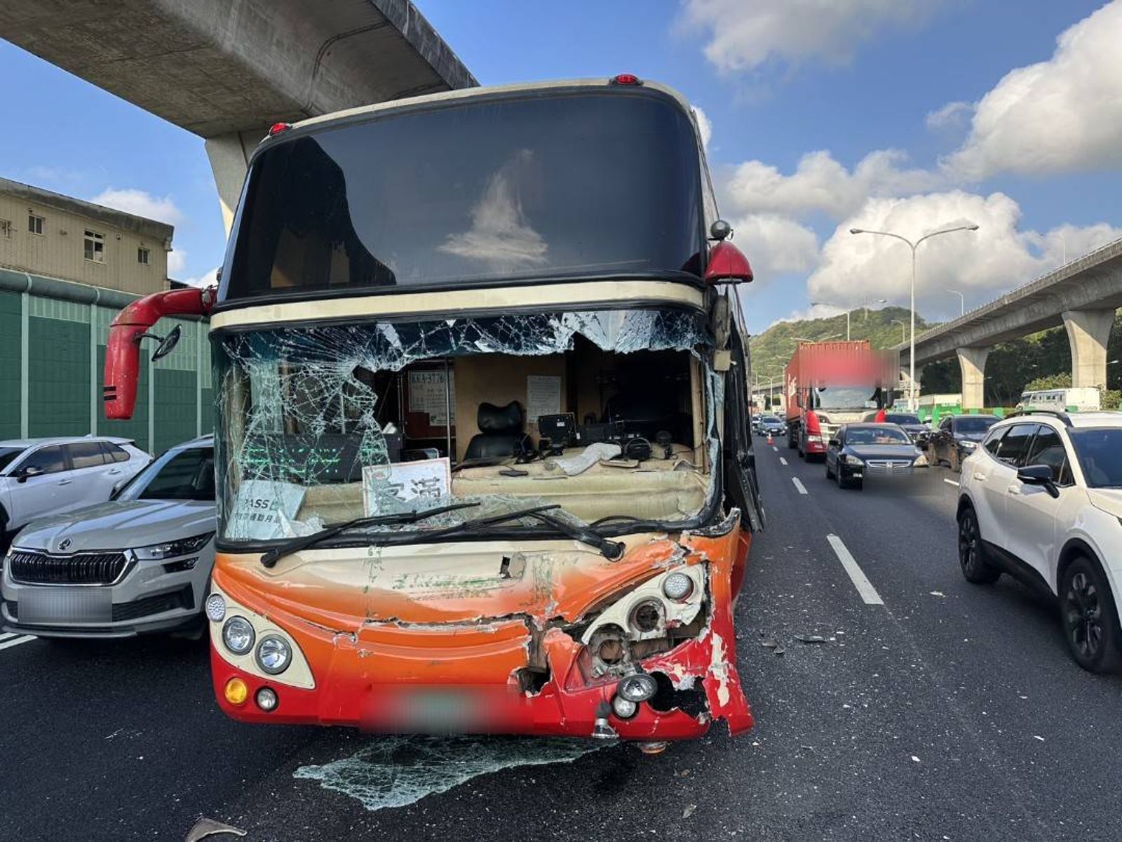 國1重大車禍釀28人送醫　亞通客運聲明：非同仁的錯