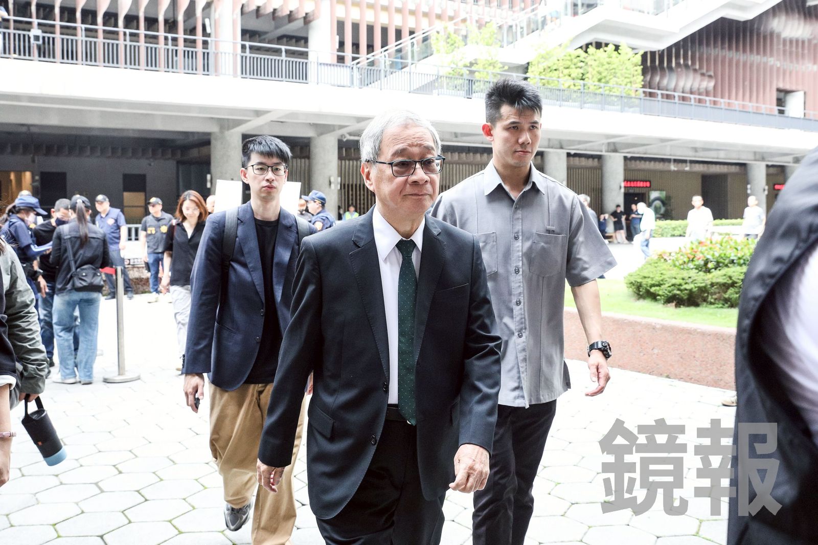 文化部長李遠前來吳功告別式致意。鄒保祥攝