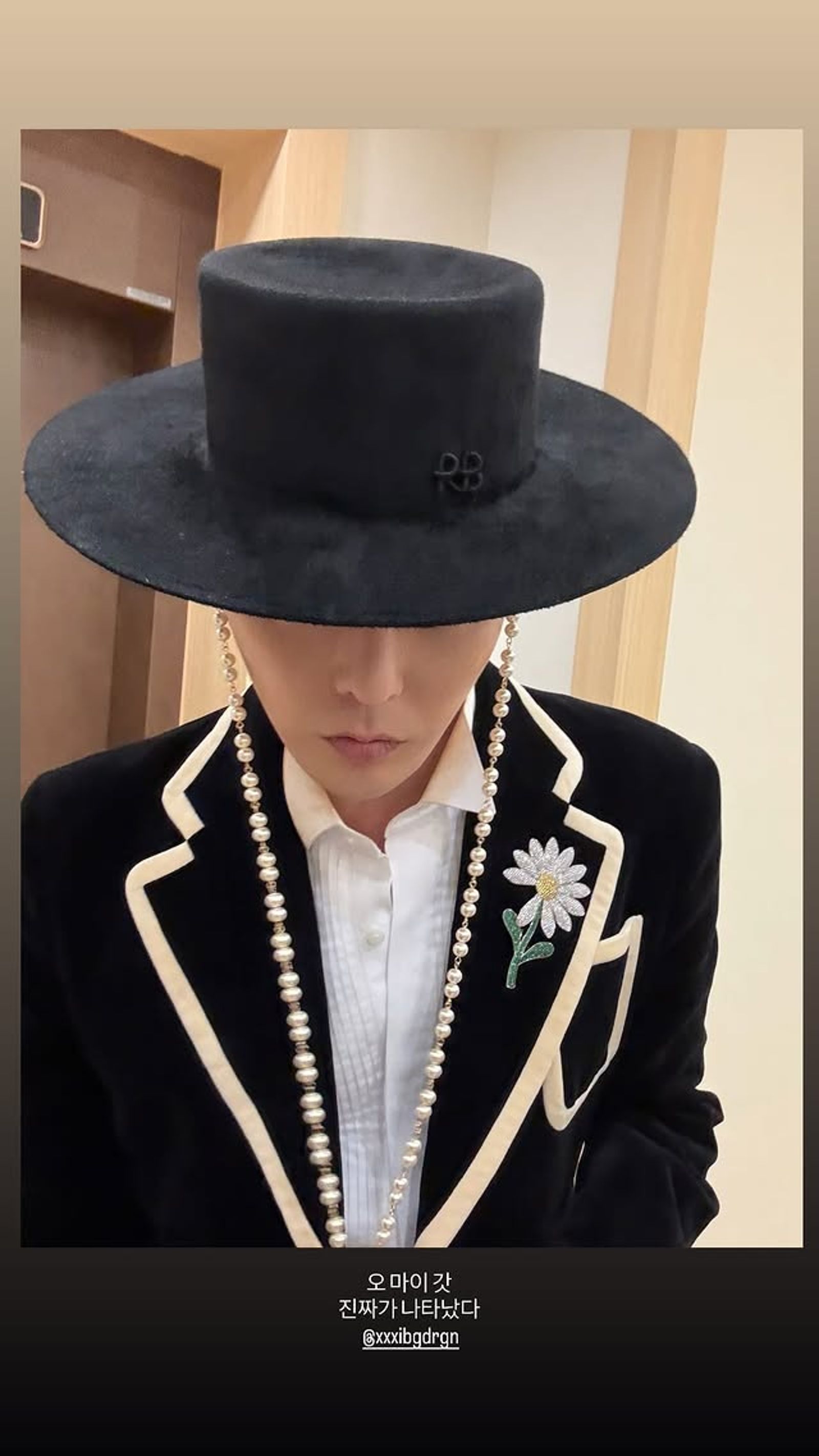 GD今晚的造型將傳統文化特色時尚呈現。翻攝IG@8lo8lo8lowme