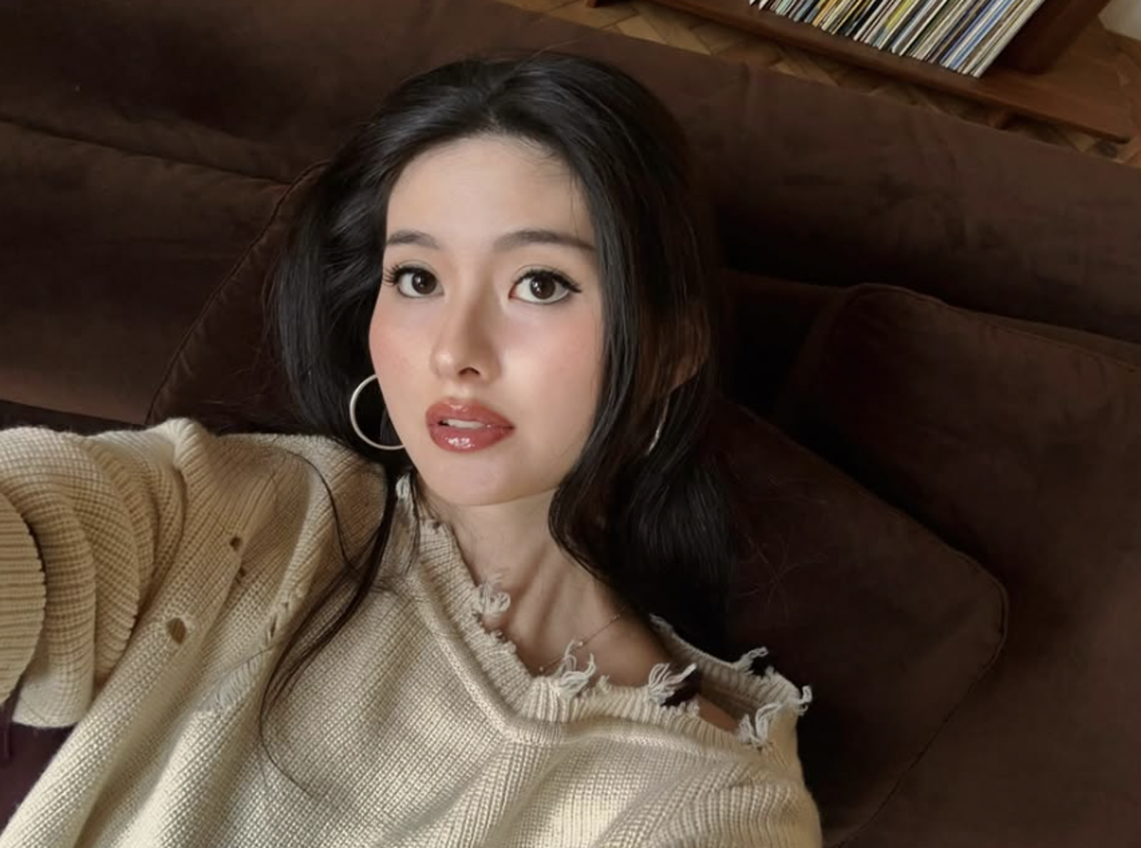孫芸芸2歲半外孫女粉嫩穿搭!廖思惟首曝親子依偎時光:最近較安靜 名媛超隨性9萬名牌包放地上