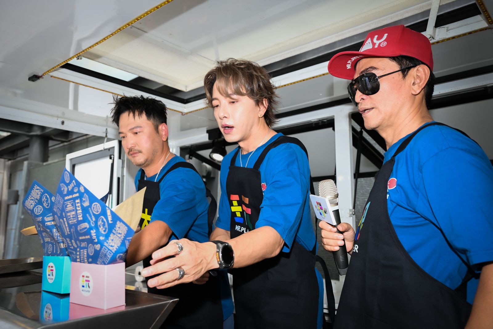餐車是開放式空間,沒有冷氣,車內體感溫度飆破40度。三立提供