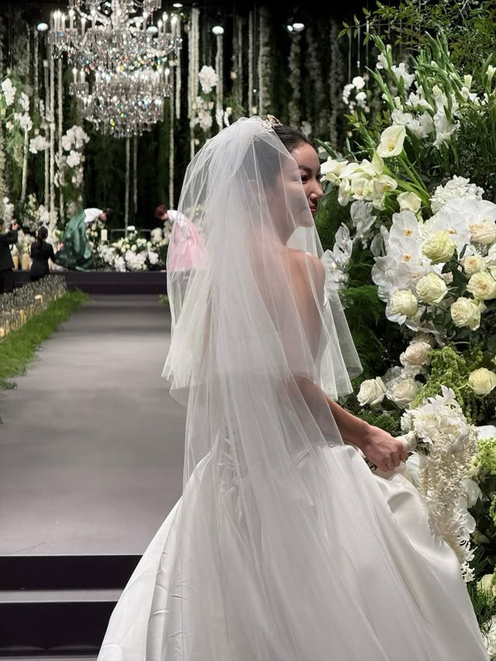 金玉彬選在新羅酒店完婚，該場地的水晶吊燈是場佈的亮點之一。翻攝IG@kimokvin