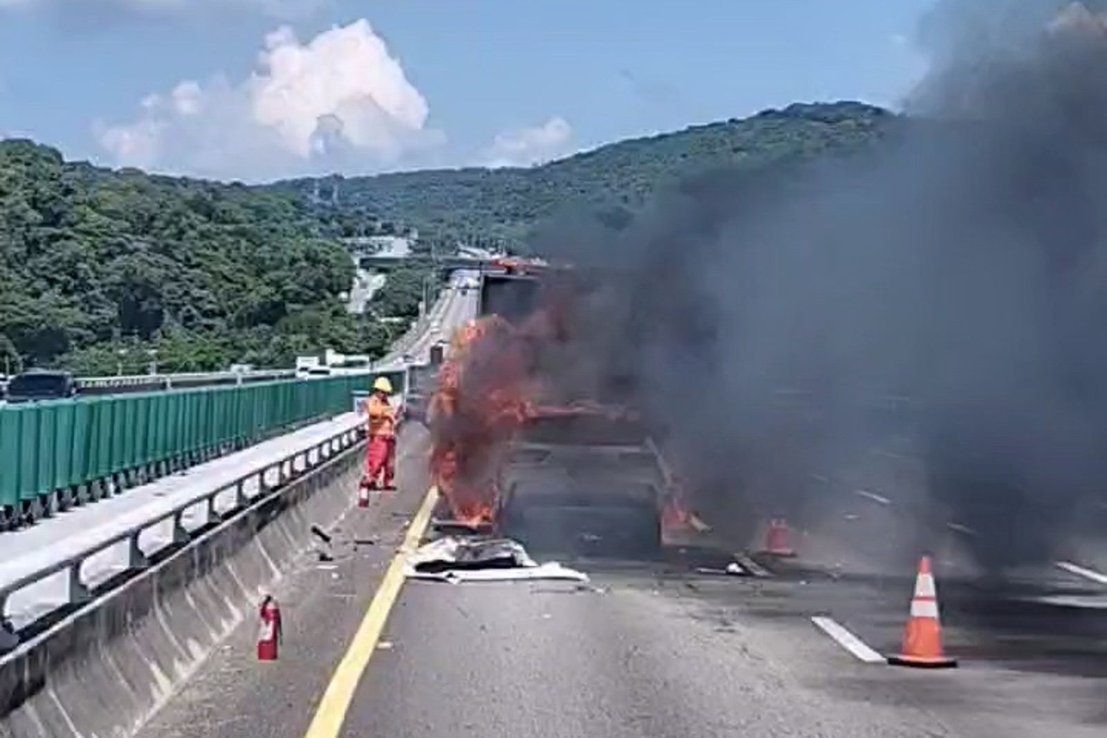 白色休旅車在內車道撞上緩撞車陷入火海,冒出陣陣黑色濃煙。圖/民眾提供
