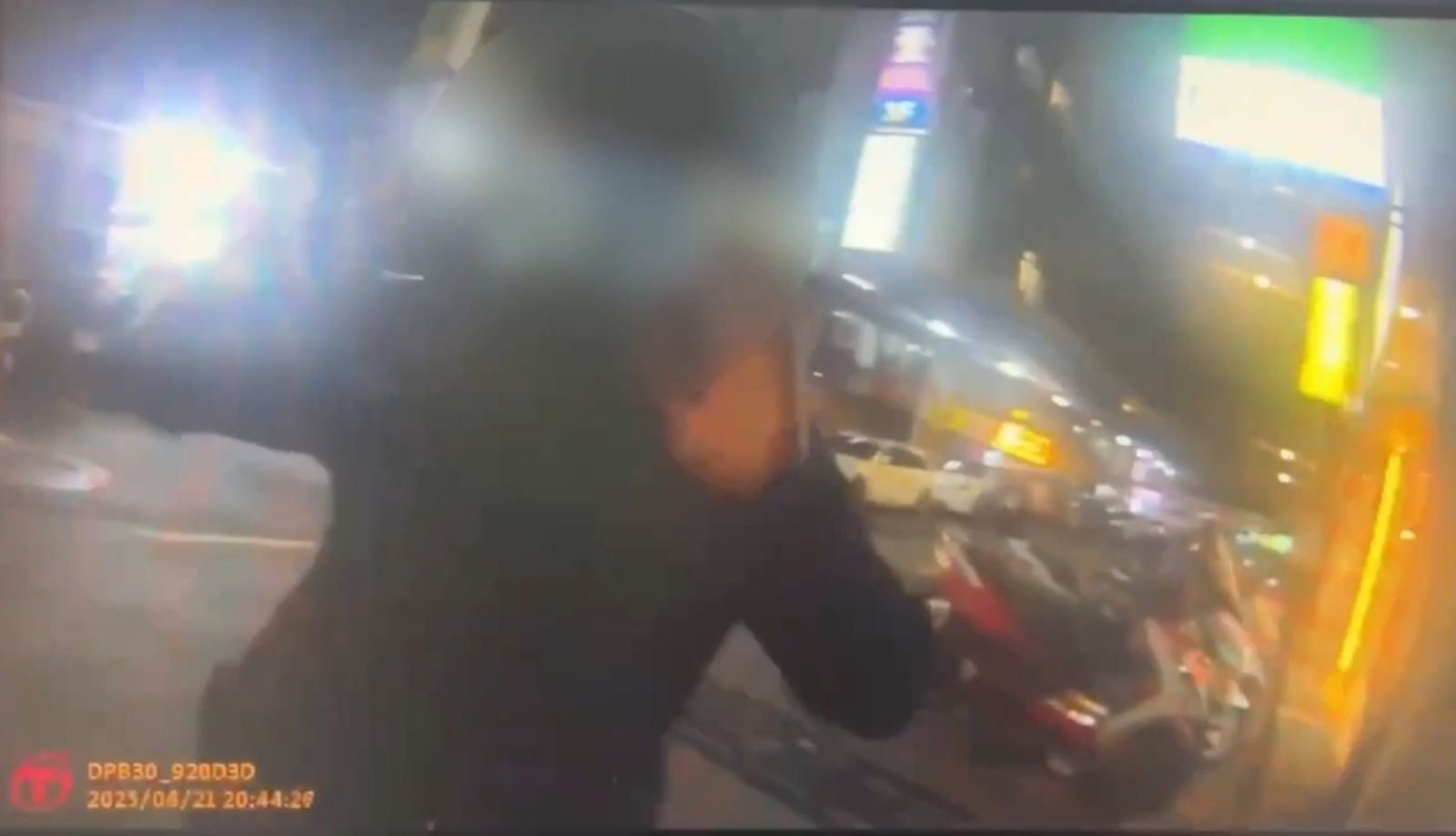 葉姓車手遭警方盤問裝傻仍遭識破。翻攝畫面