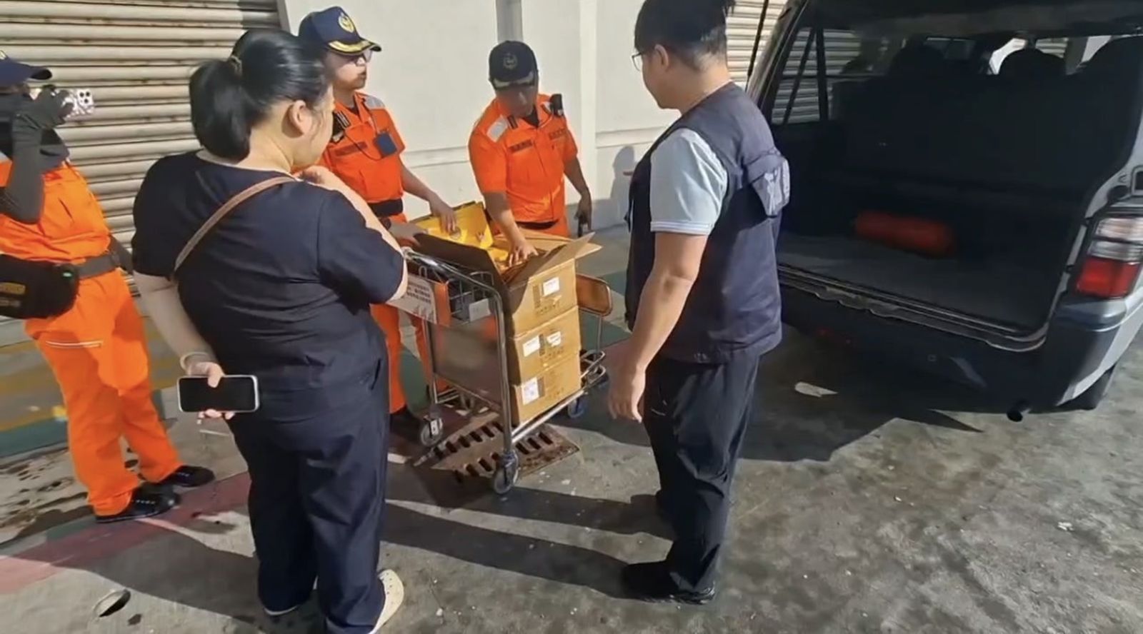 台馬之星旅客夾帶15.12公升「中國刺梨汁」闖關 抵基隆港秒遭海巡查獲
