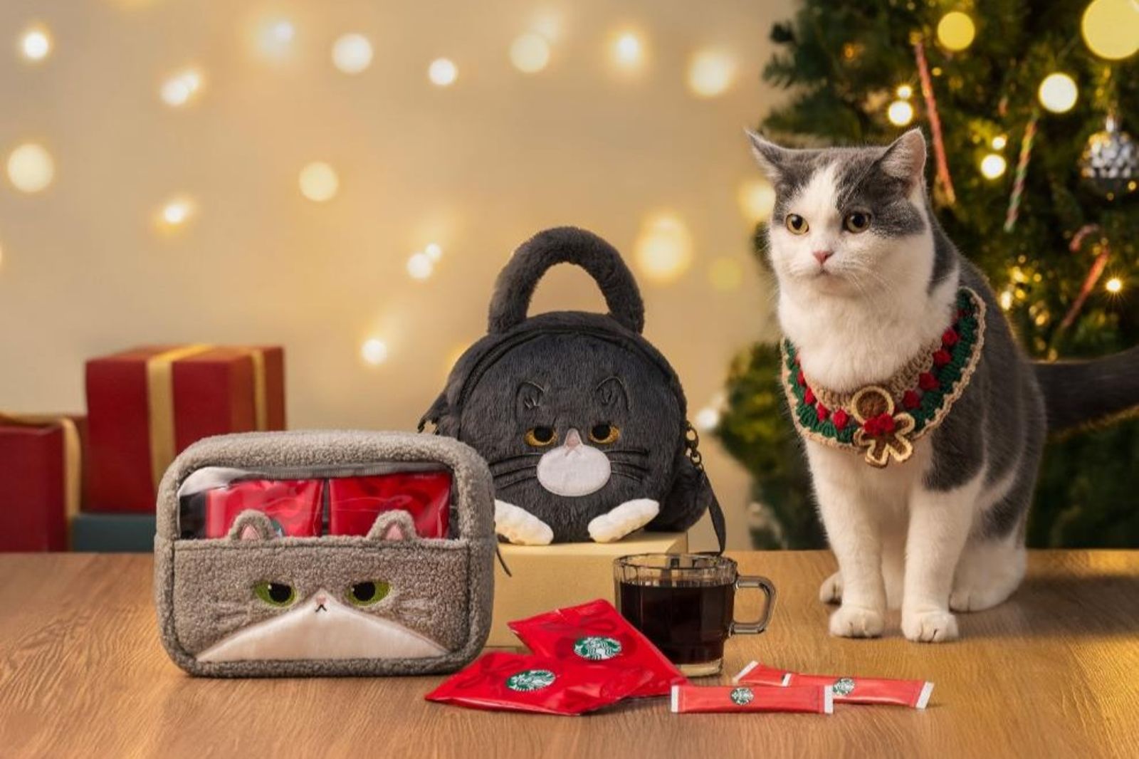 貓奴會淪陷！星巴克耶誕限定白襪灰貓包　蓬鬆絨毛觸感超療癒