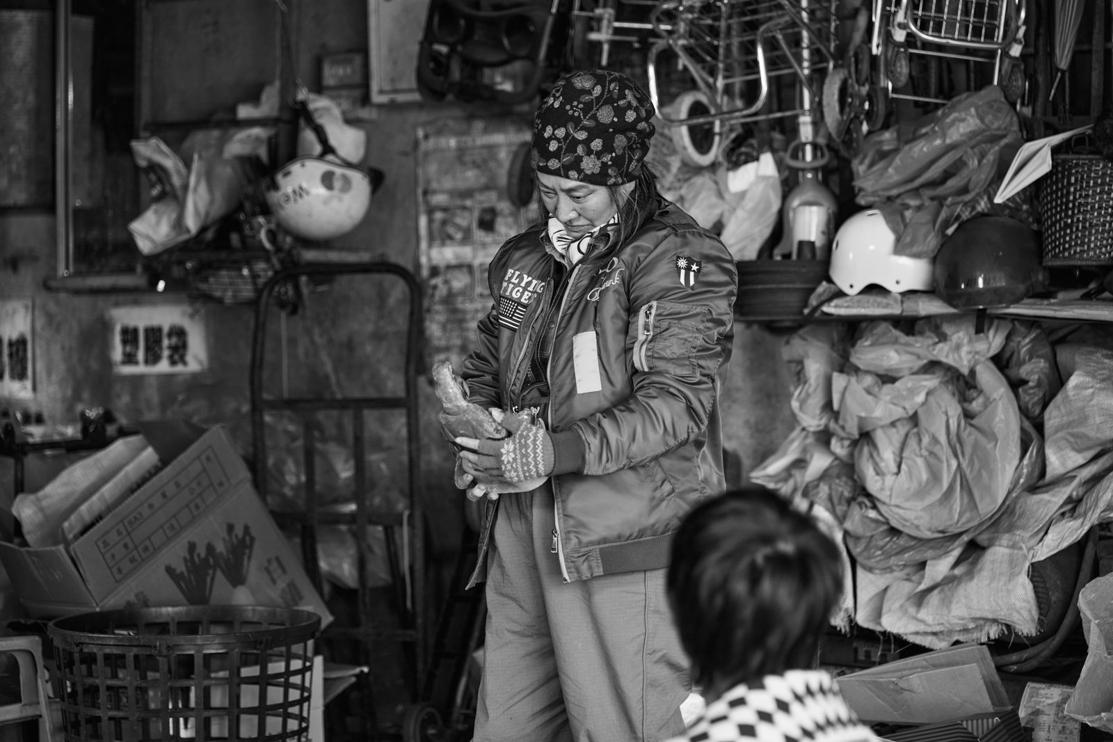 楊麗音在《夾縫人生》中做回收撿到神像。公視台語台提供