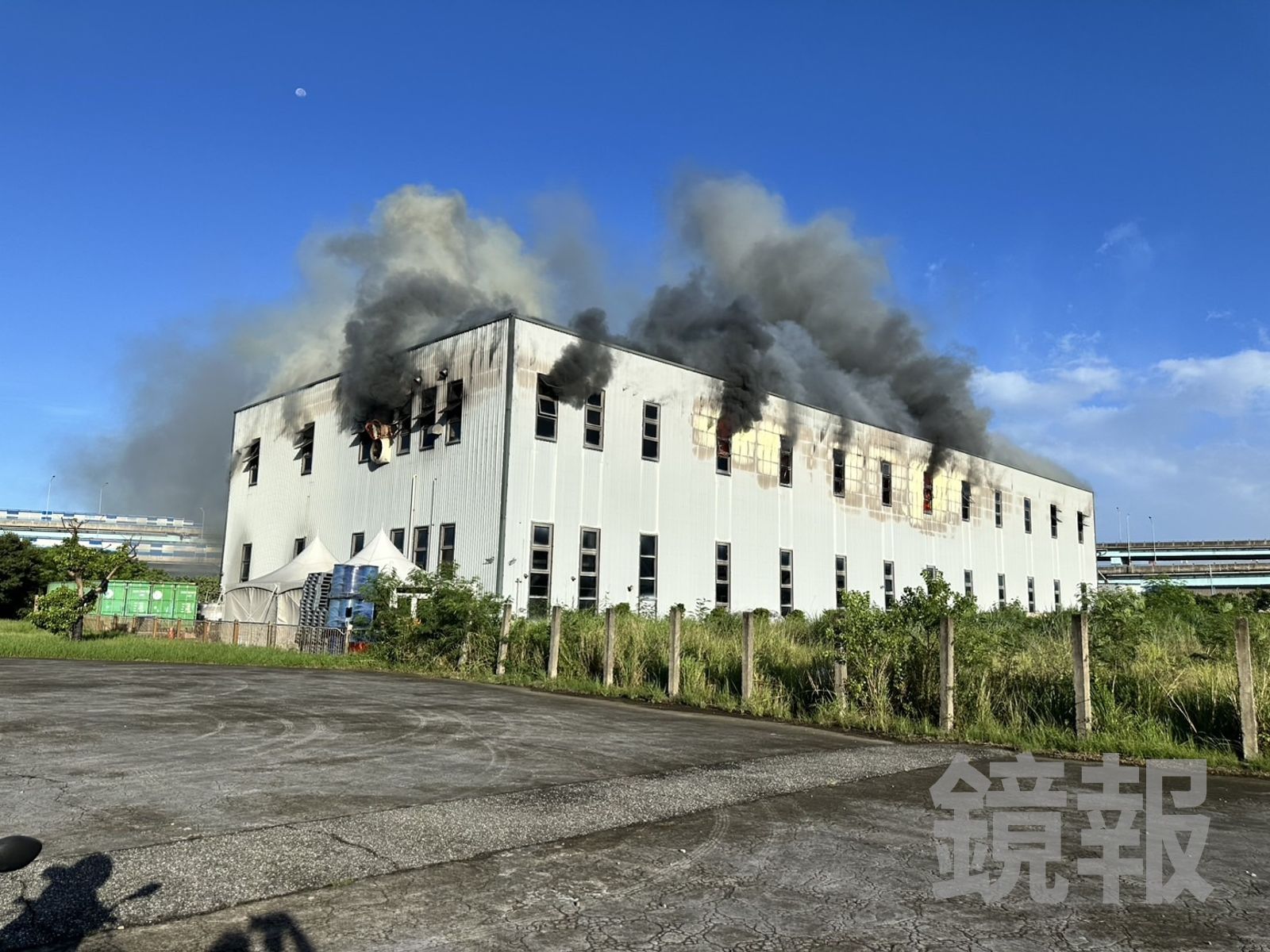 里食品倉庫起火，火舌濃煙不斷竄出。警方提供