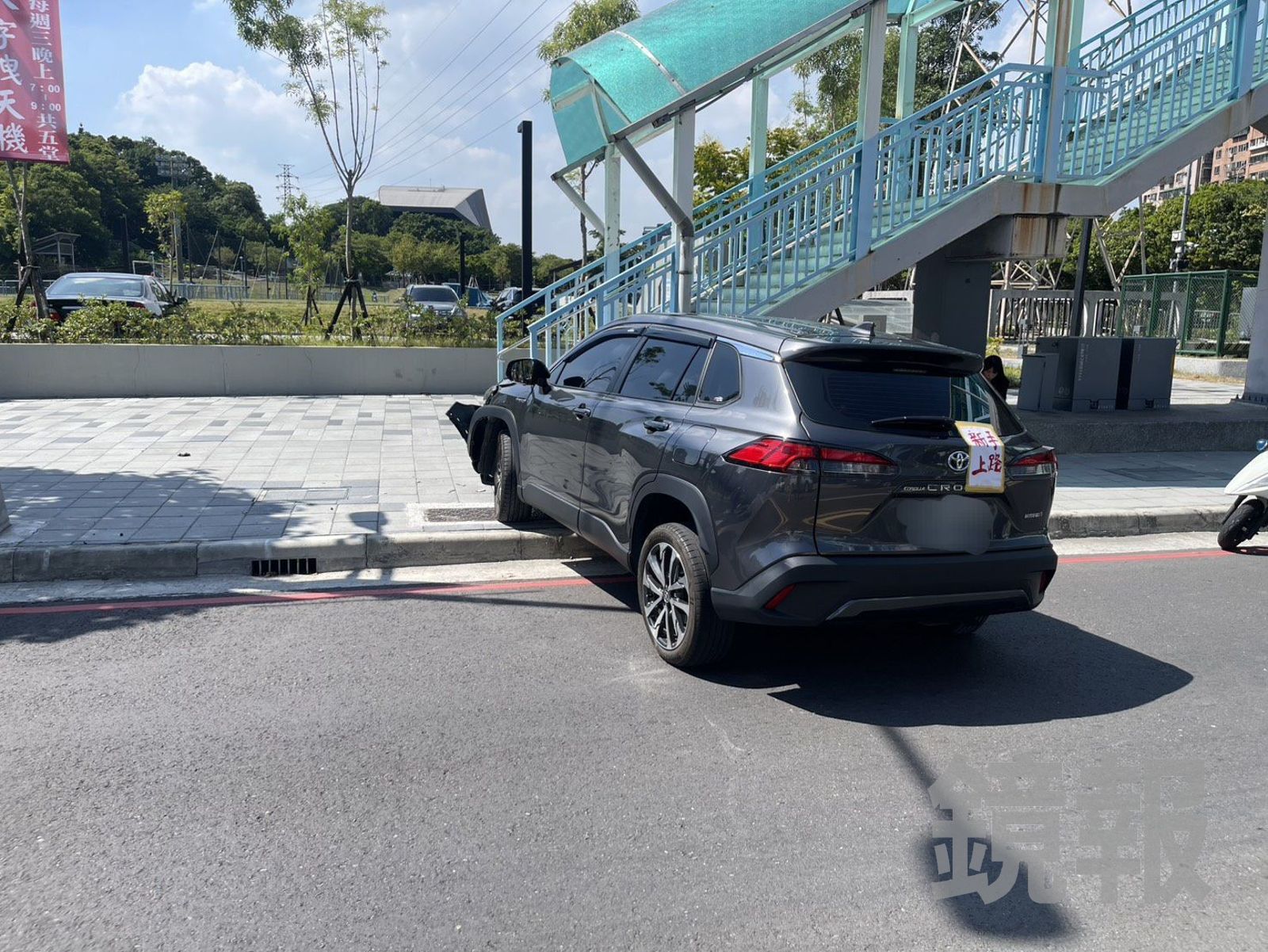 「新手上路」貼車尾係金欸 女駕駛轉彎撞騎士緊張再撞電線桿