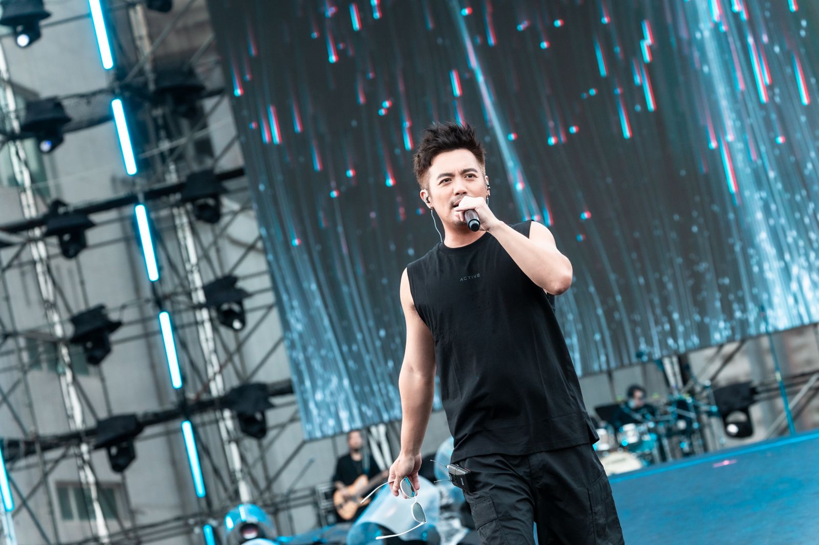 范逸臣飆唱嗨歌〈無樂不作〉。寬寬整合行銷提供