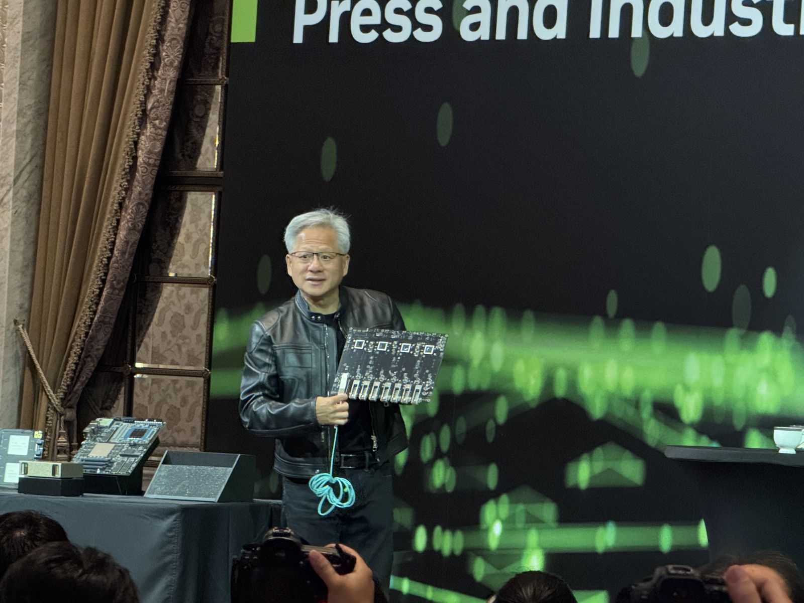 輝達為什麼每年都推出資料中心用GPU新品？黃仁勳這麼說