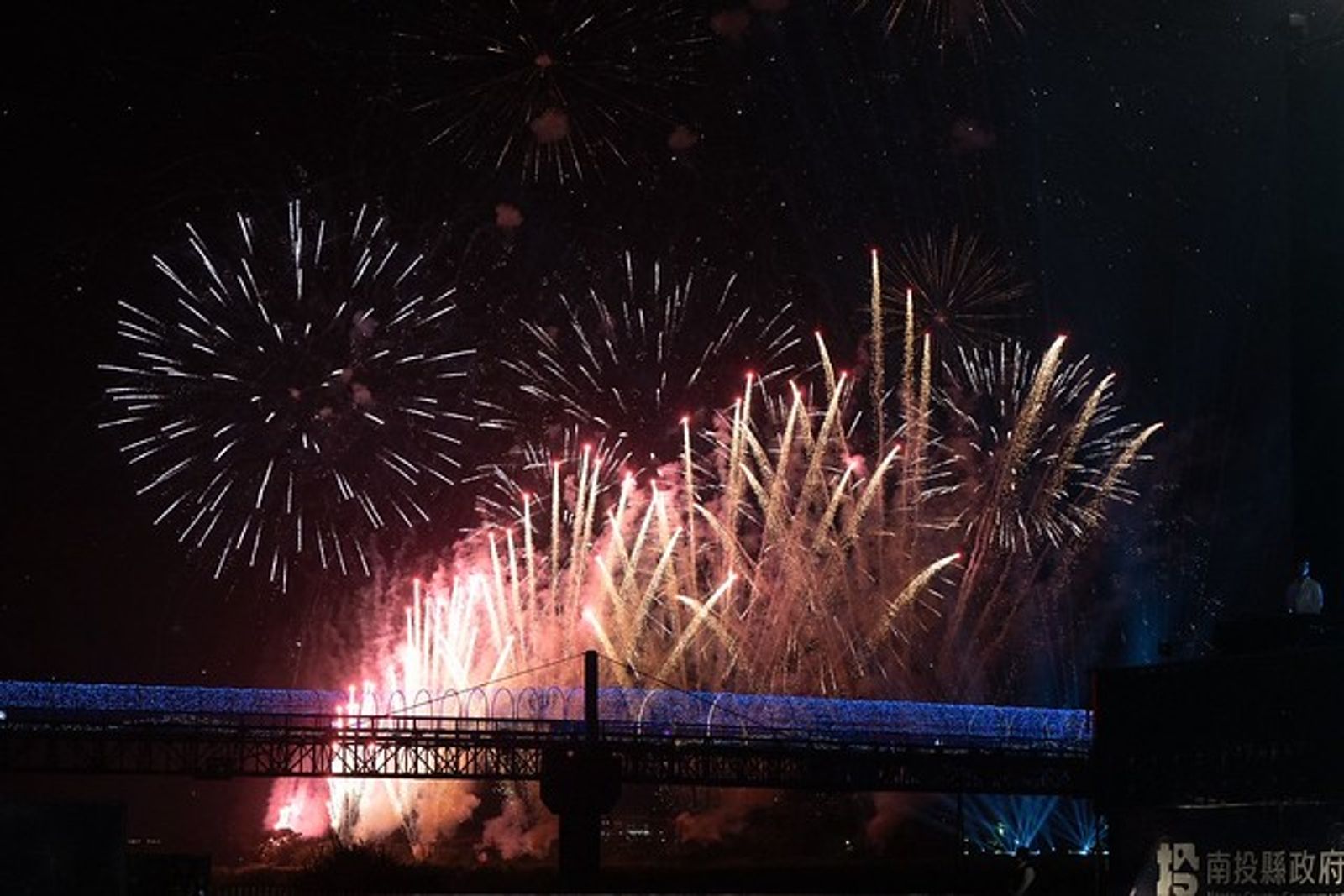 總長40分鐘!國慶焰火首度移師南投 首創七彩水墨焰火點亮夜空