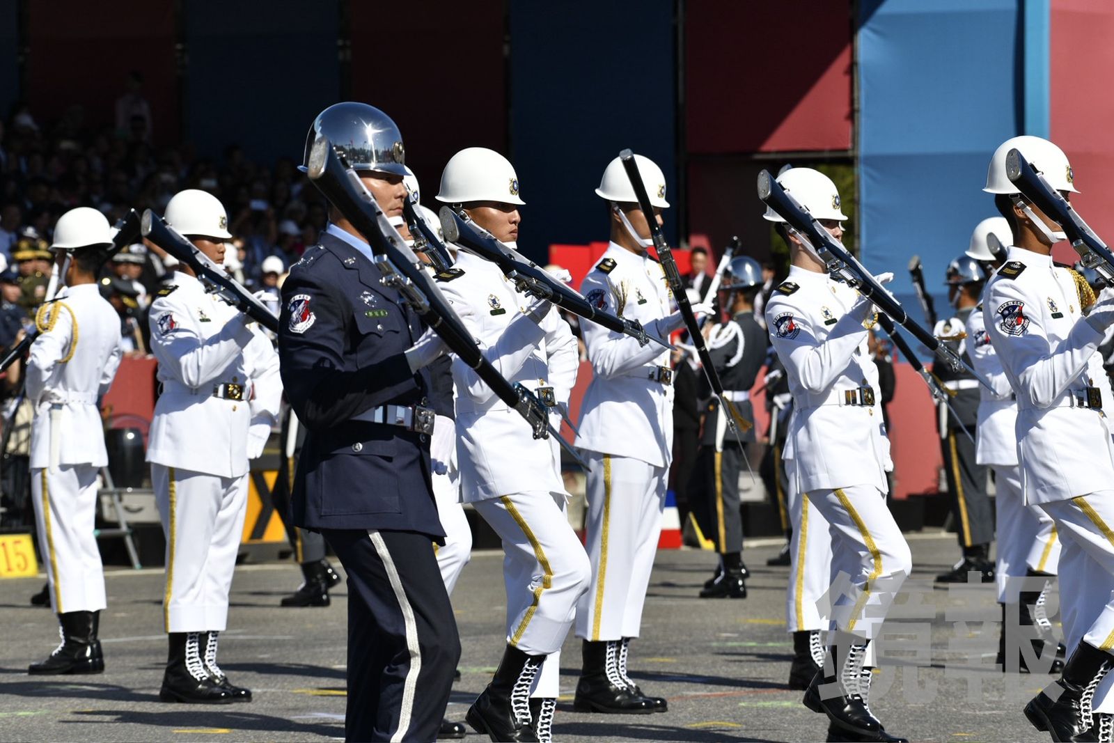 國防部聯合樂隊暨三軍儀隊暖場演出,展現精湛技術。(圖/李智為攝)