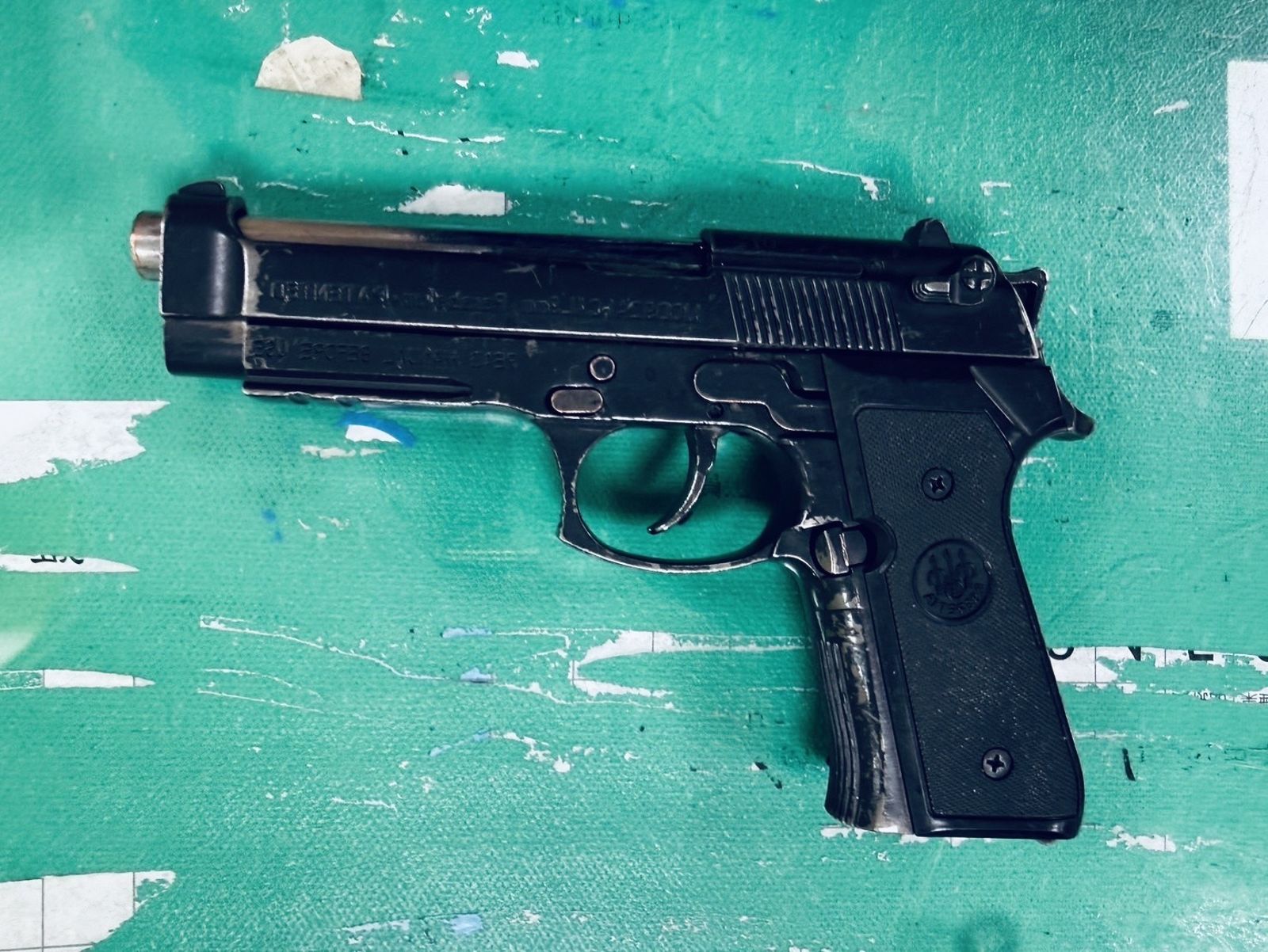 警方在車上查獲模擬槍。翻攝畫面