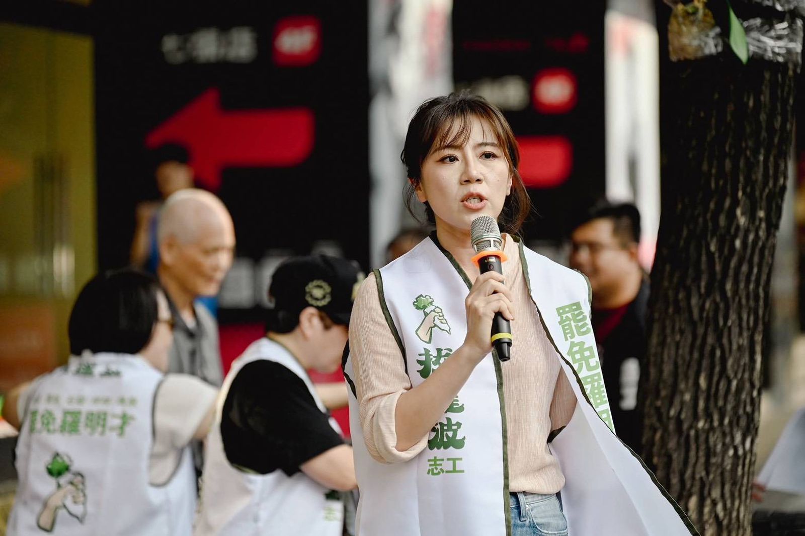 本業是牙醫的嚴雯馨關心政治，除了參與女力護國計畫，今年也投入協助罷免宣傳。（圖／嚴雯馨提供）