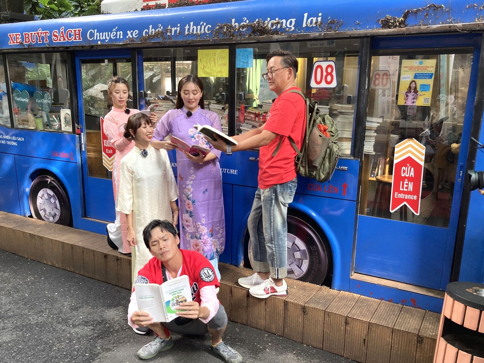 左起陳怡婷、Elly與張文綺穿上傳統服裝，與黃鐙輝、詹姆士結拜「越南五結義」。公視台語台提供