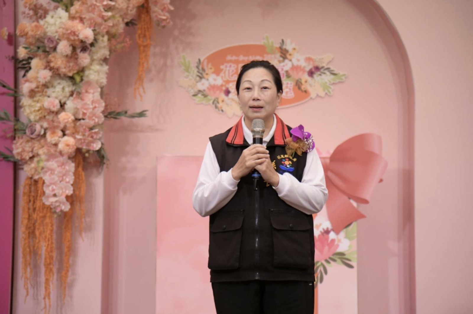 徐榛蔚現身飯店替新人證婚。圖/翻攝自花蓮縣政府官網