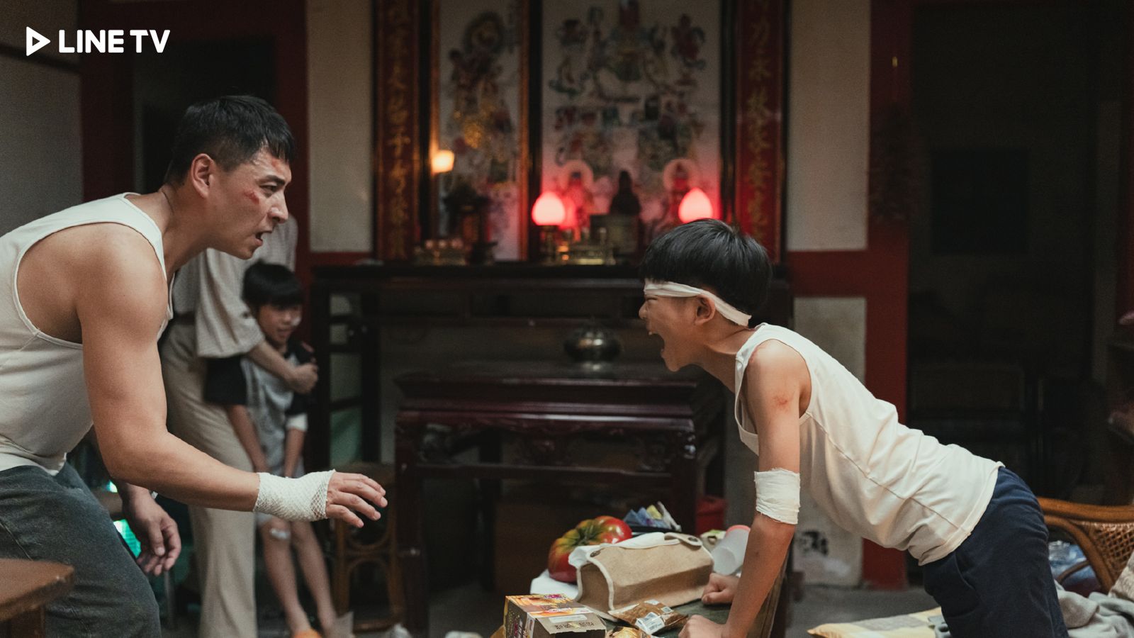 《豬人》鄭人碩（左）、洪君昊飾演父子。LINE TV提供