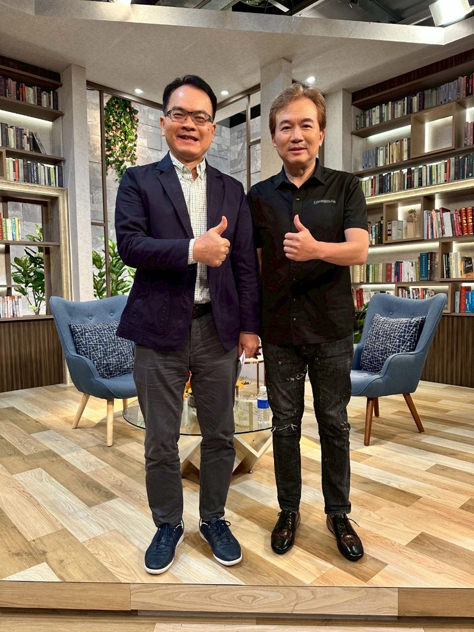 鄭弘儀（左）訪問孫鵬（右）。三立提供