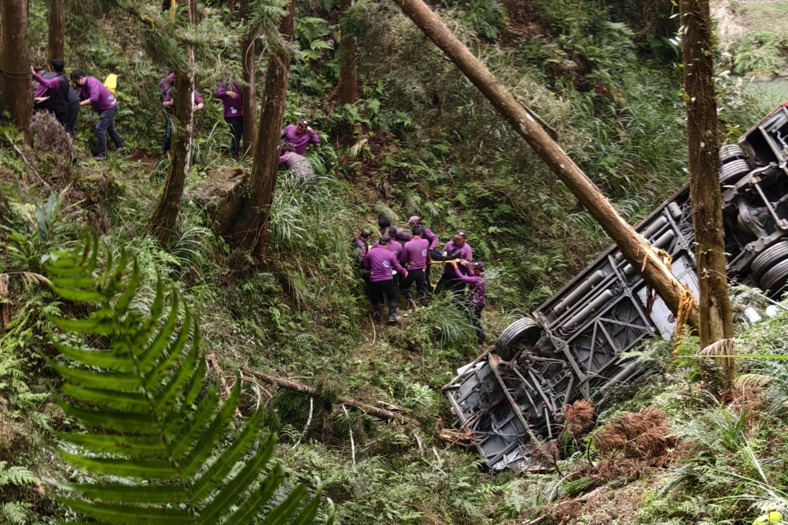 為了閃車才出事！杉林溪遊園車翻覆墜谷釀悲劇　66歲翁剛添孫卻慘死