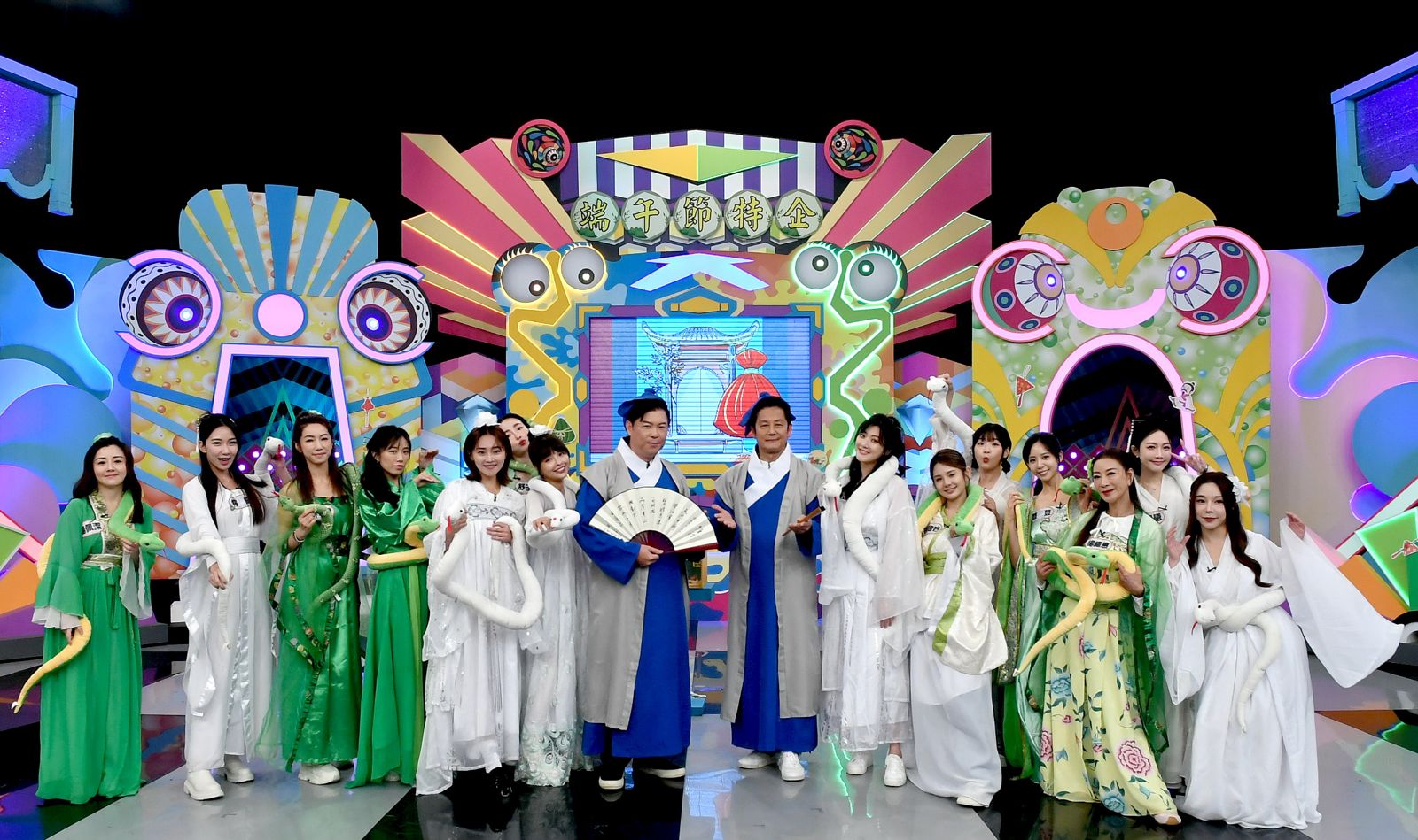 《天才衝衝衝》端午節特別企劃全員穿著青蛇白蛇裝扮。華視提供