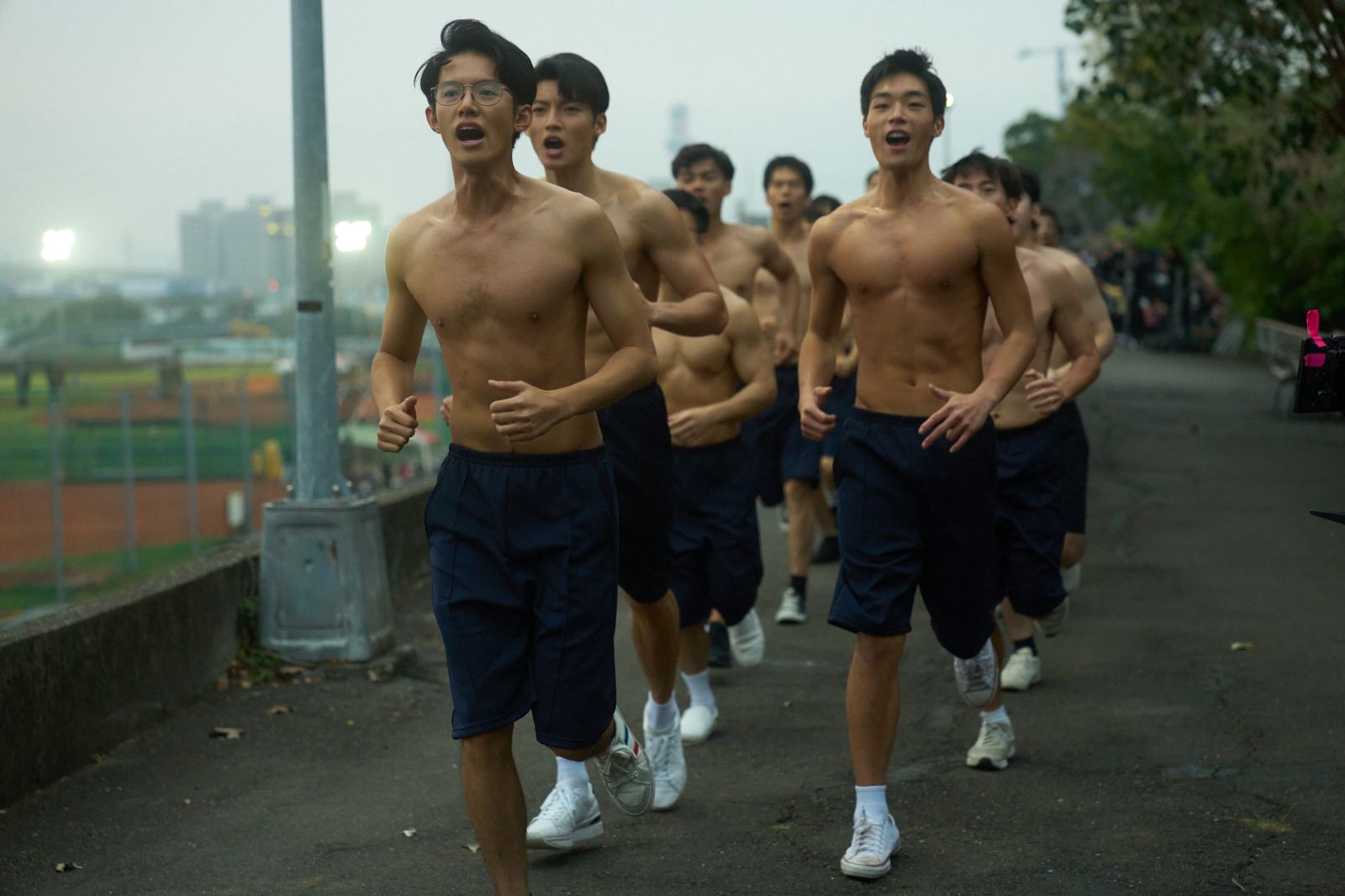 《進行曲》有小鮮肉裸上半身的練習畫面。台北電影節提供