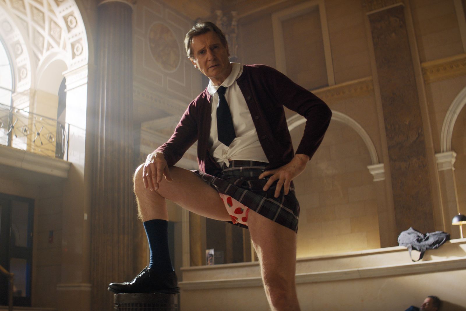 「地表最強老爸」變身《脫線神探》　連恩尼遜穿短裙露草莓內褲大變身