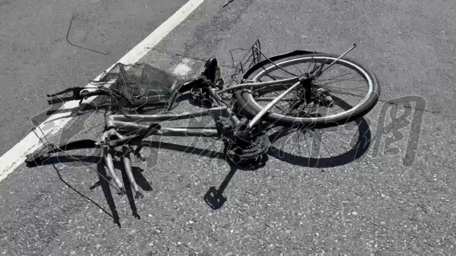 約70歲騎行自行車男子遭撞命危。圖／記者爆料網