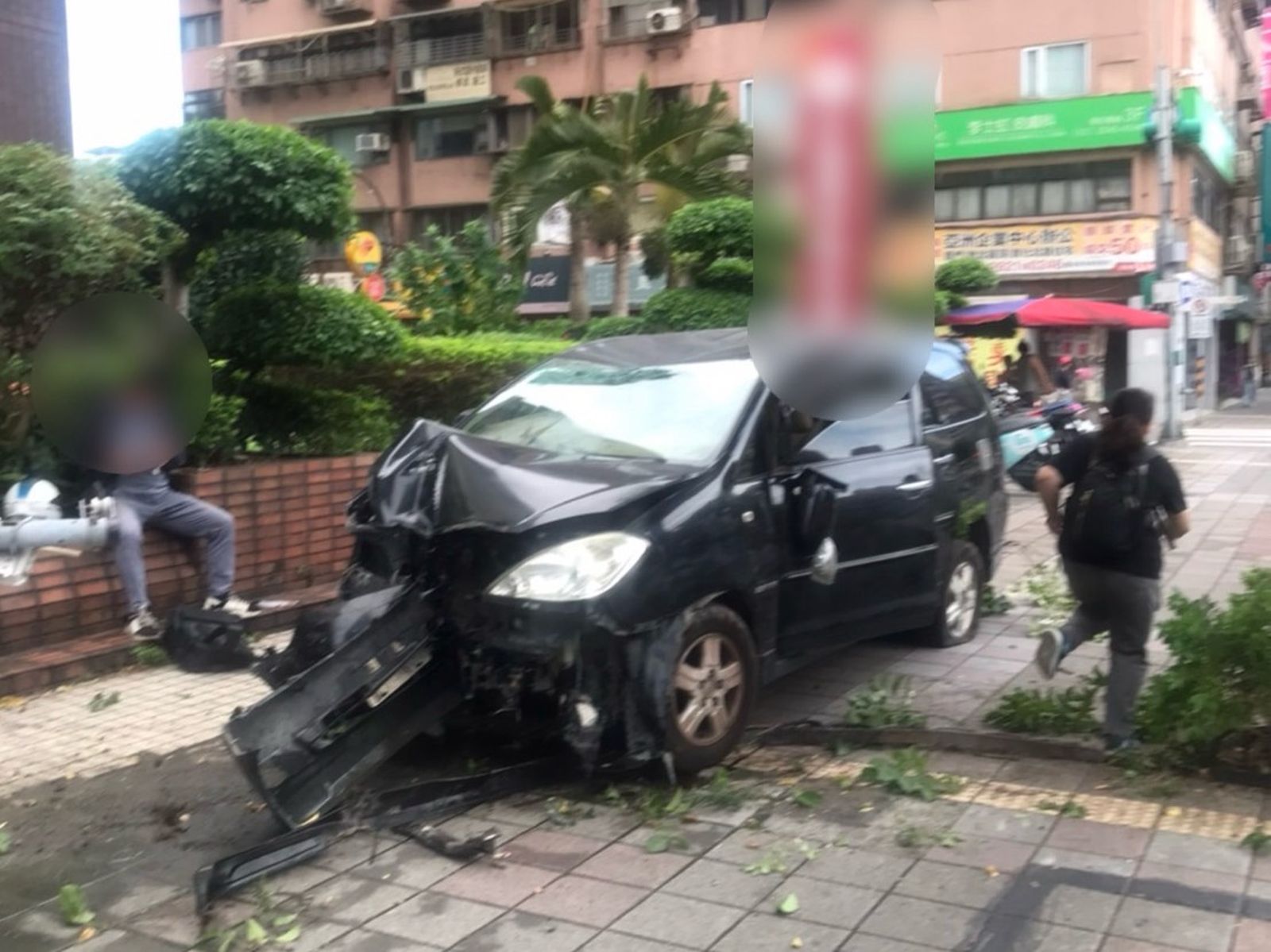 松山機場旁驚險車禍　小貨車駕駛突昏迷　暴衝人行道猛撞5機車釀2傷