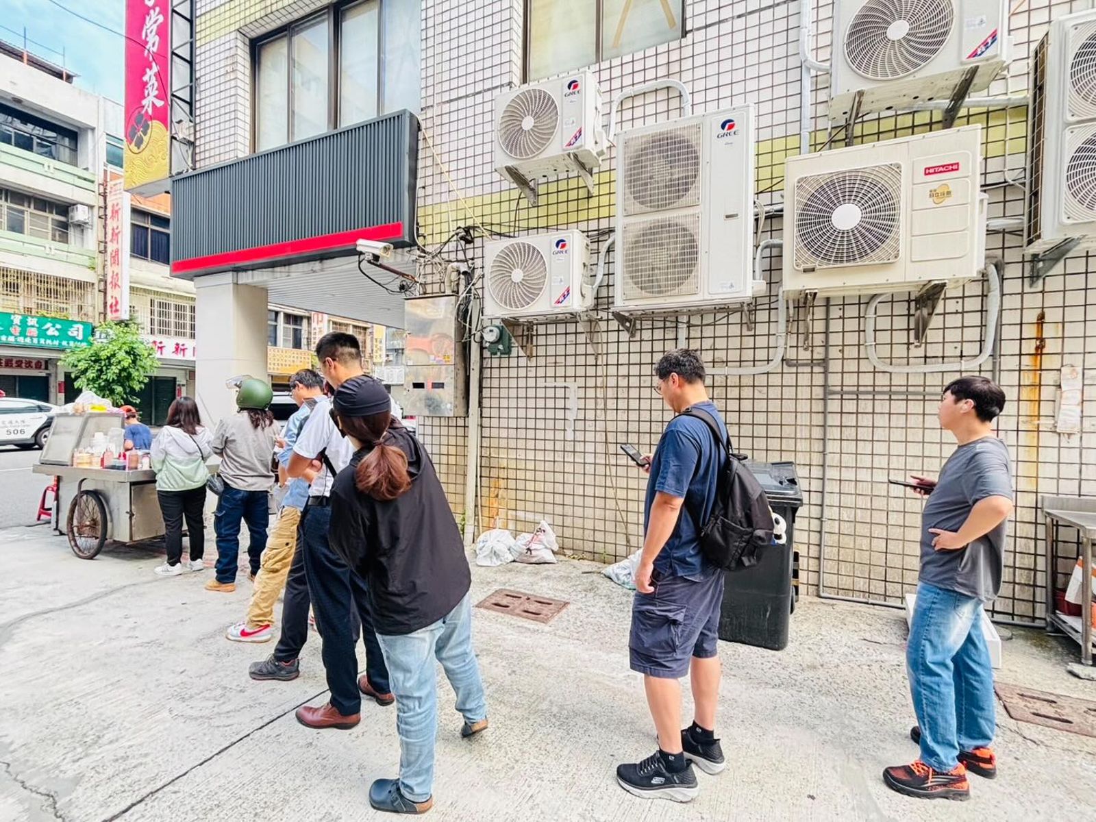 蛋餅攤排隊人潮滿滿。圖/高雄美食地圖📍高雄|美食|生活|旅遊 Threads@khinmap.tw