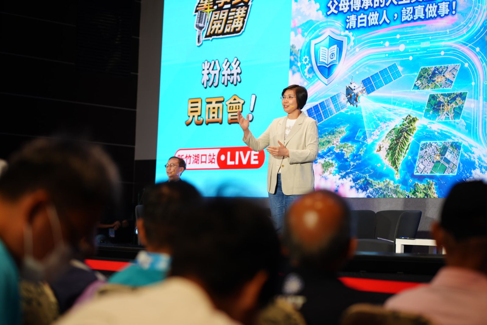 國民黨新竹縣長參選人徐欣瑩今(11日)晚間受邀出席「董事長開講」粉絲見面會湖口場。圖/徐欣瑩競辦提供