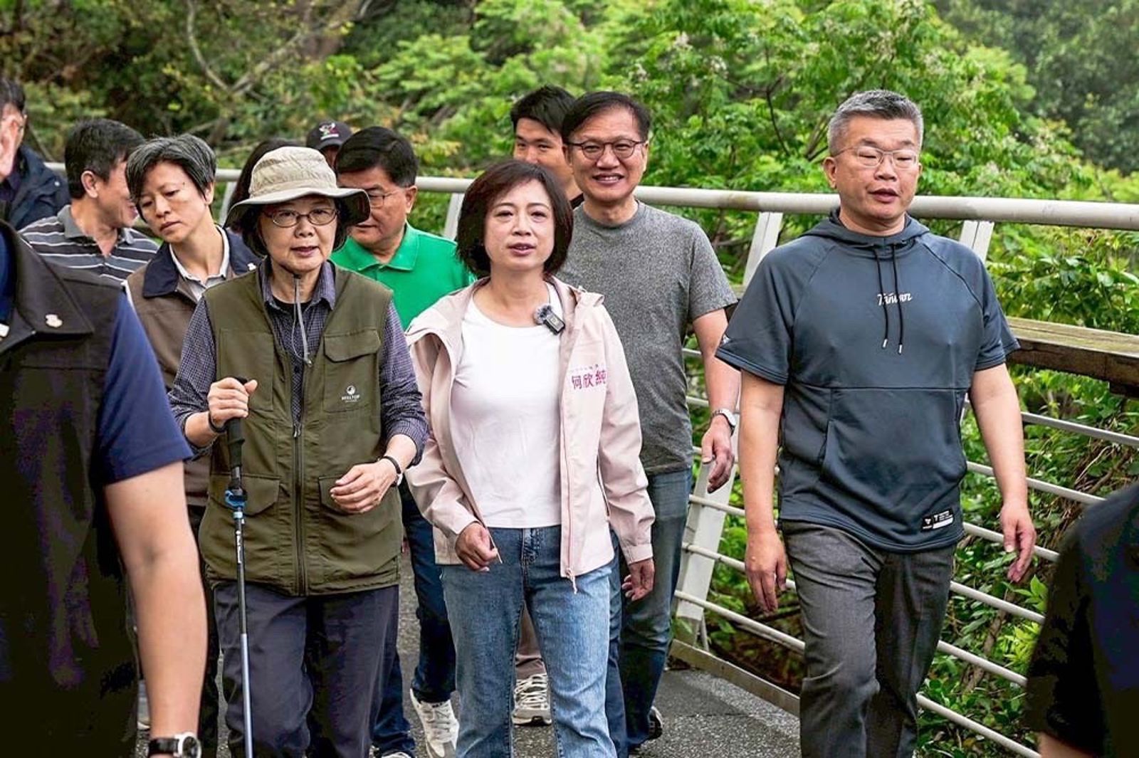 總統級登山隊+1!蔡英文揪何欣純爬清水鰲峰山 吃粉圓冰親自選這3種配料