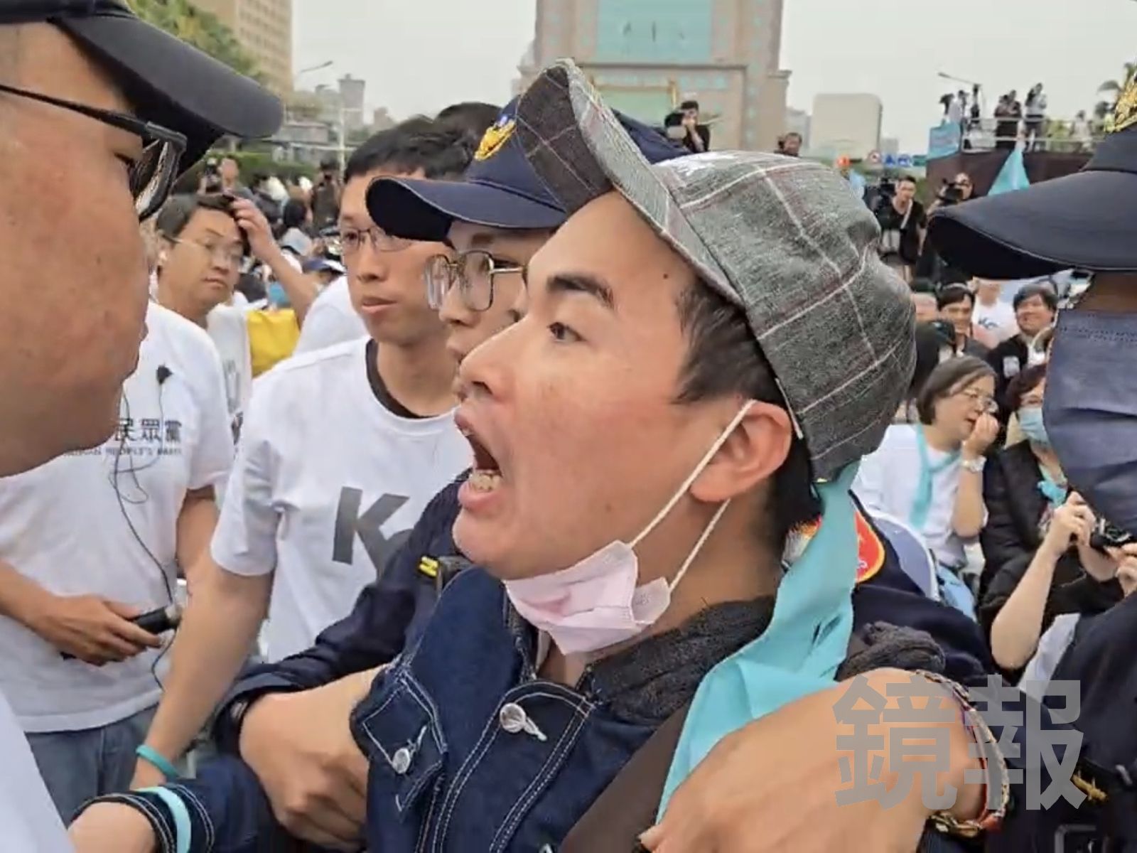 凱道現場直擊!網紅吃屎哥鬧場遭警架離 景福門旁成「在地」人