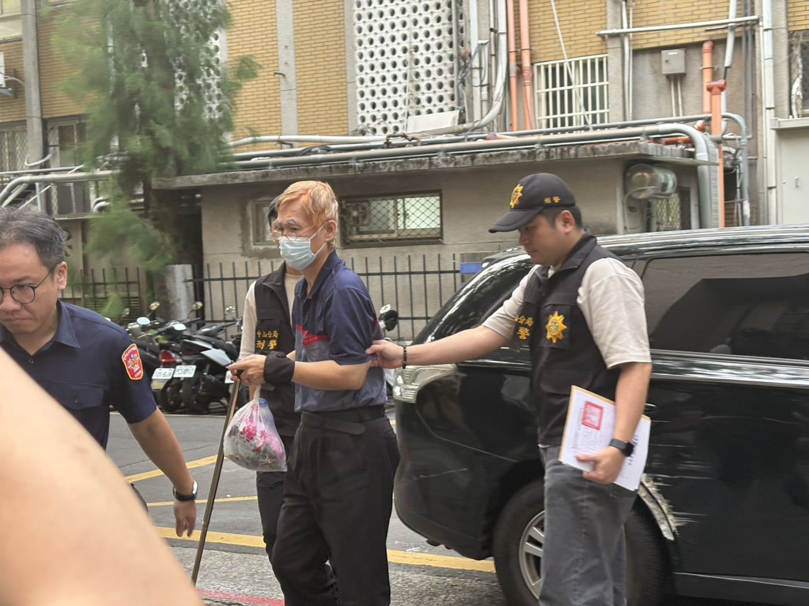 丁斌煌遭上銬逮捕移送北檢。圖／馮茵攝