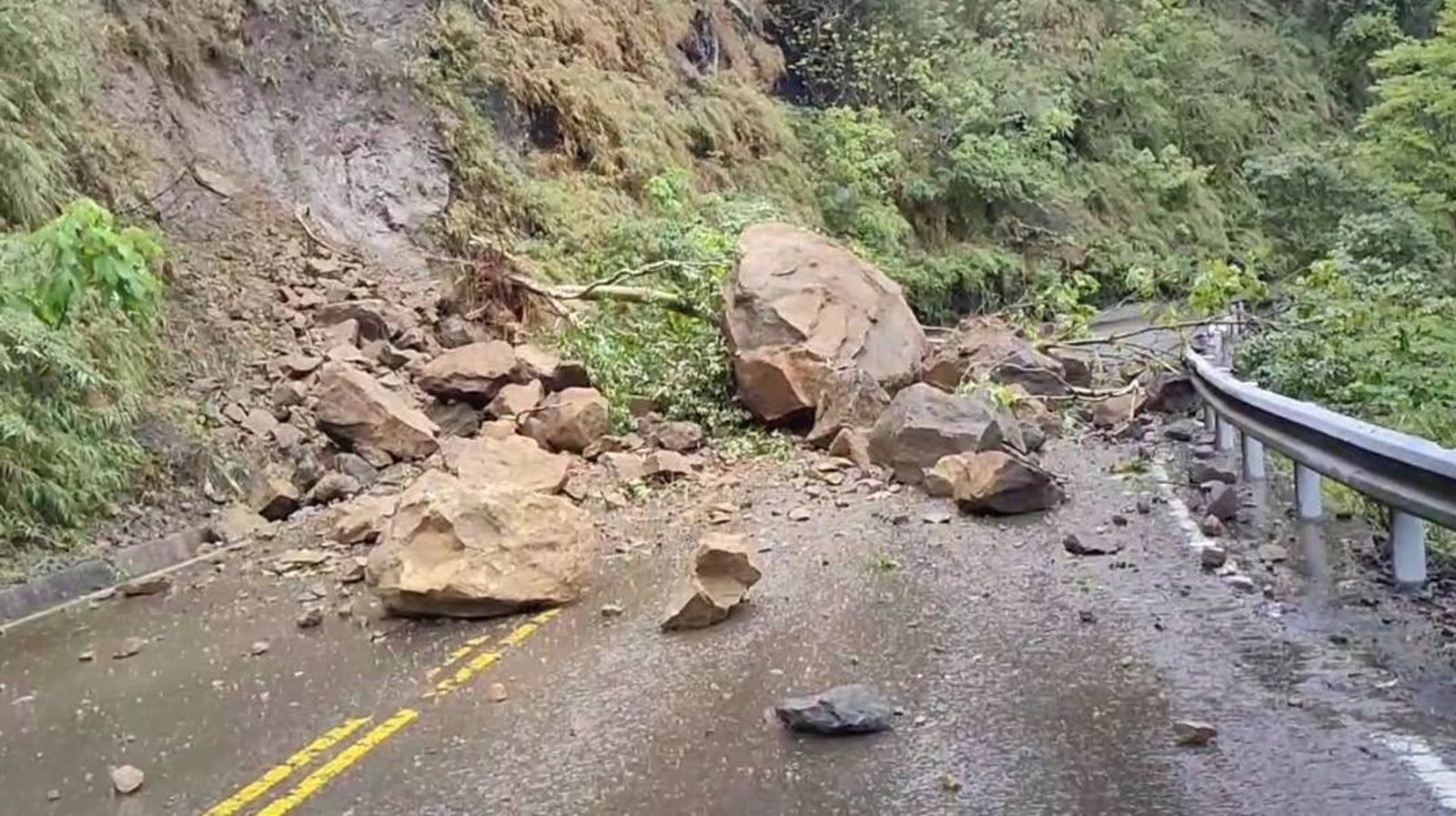 前有泥流、後有巨石擋道!苗栗獅潭1車3人受困 勇消火速馳援