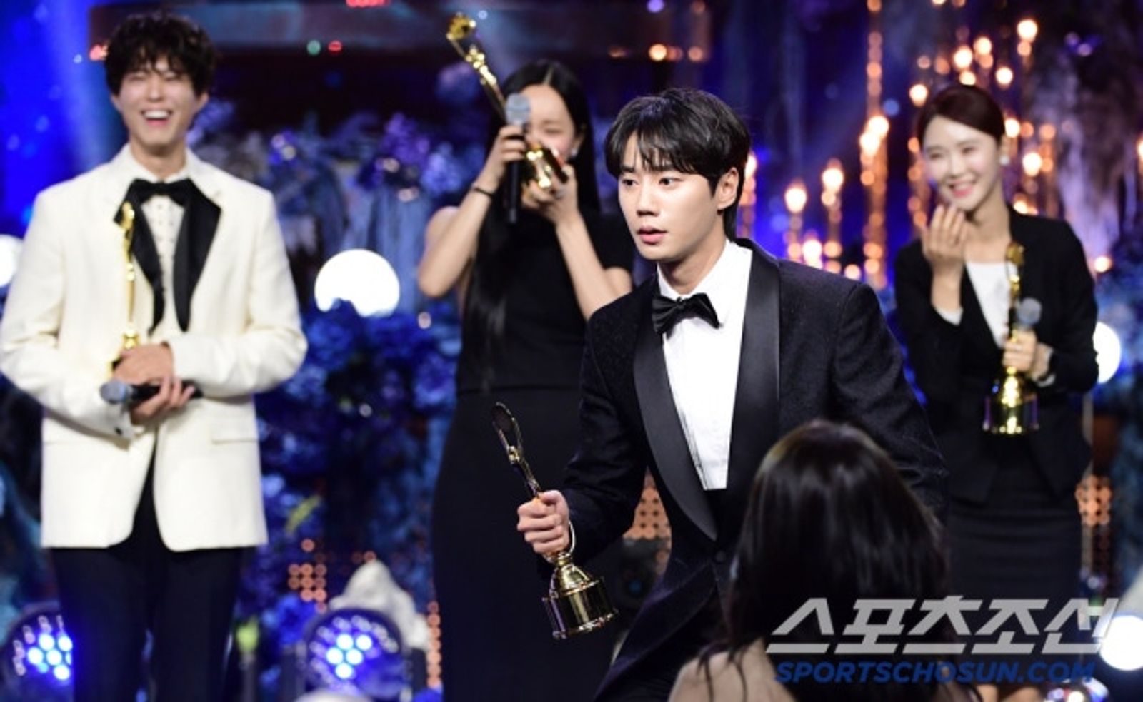 青龍系列大獎／都怪名字太像！李浚赫獲人氣獎　李濬榮衝上台主持人也慌了