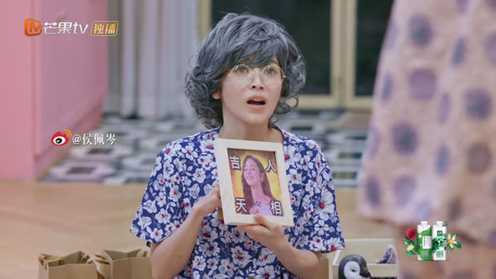 侯佩岑畫老妝,扮成老奶奶。翻攝乘風破浪2025