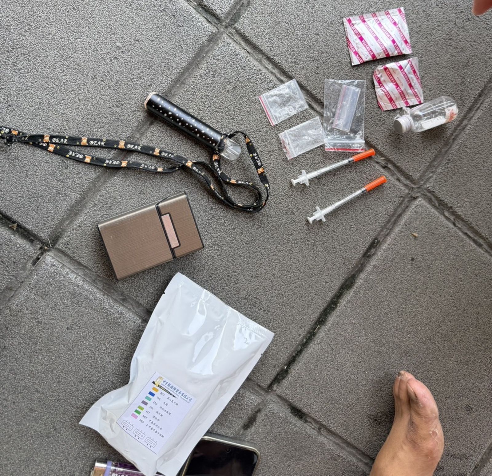 周男身上查獲許多毒品。翻攝畫面