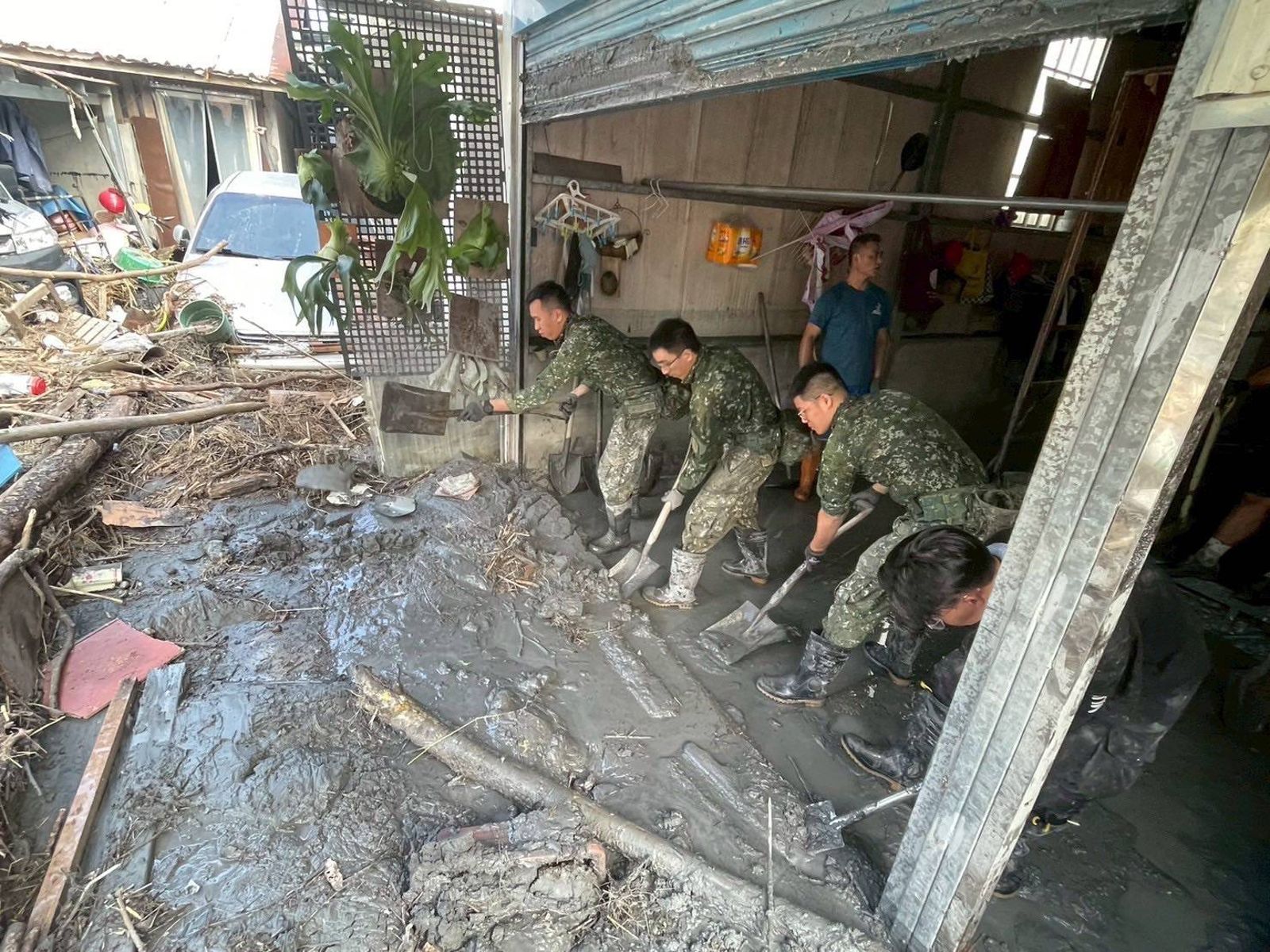 第四作戰區所屬564旅、117旅、137旅、203旅及四支部官兵亦深入鄉里，協助居民清理家園、搬運廢棄物，持續投入災後復原工作。（圖／第四作戰區提供）