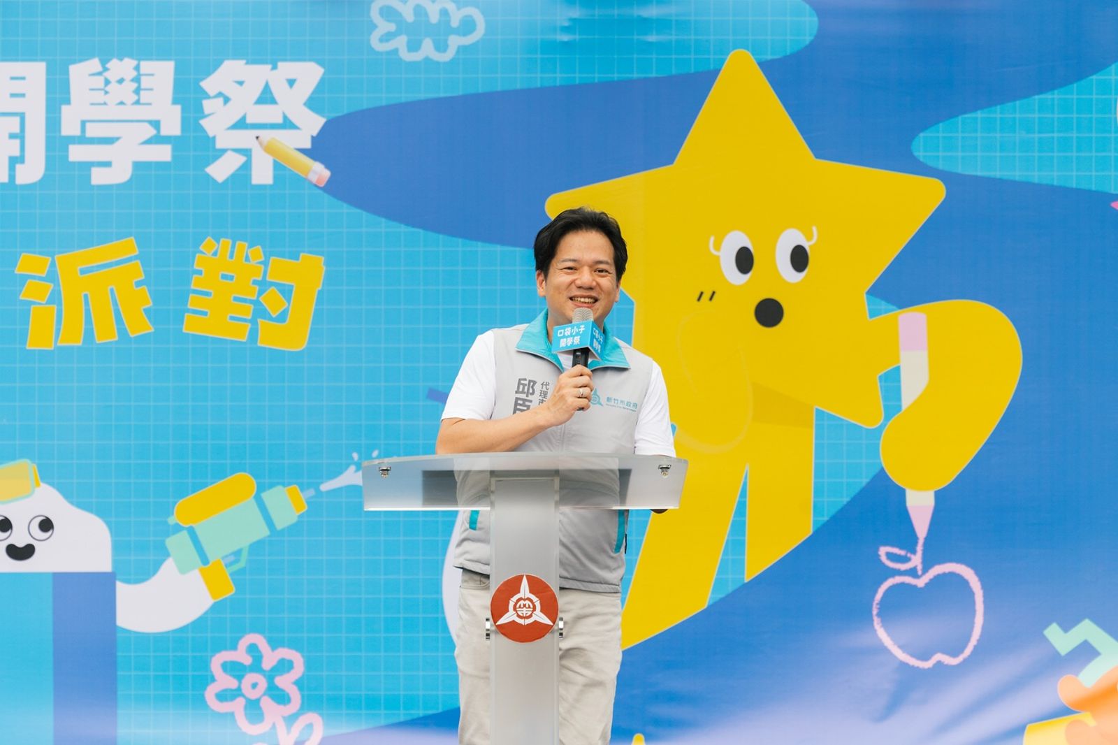 新竹市代理市長邱臣遠表示自己從小看水果奶奶長大。公視提供