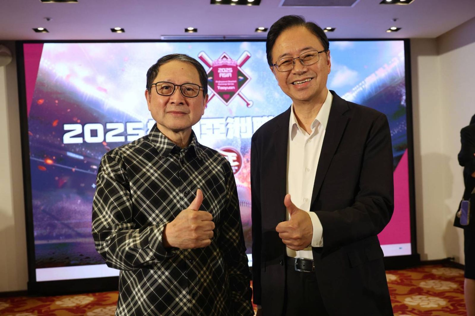 桃園市長張善政與尊爵飯店總裁簡瑞璋。圖/尊爵飯店提供