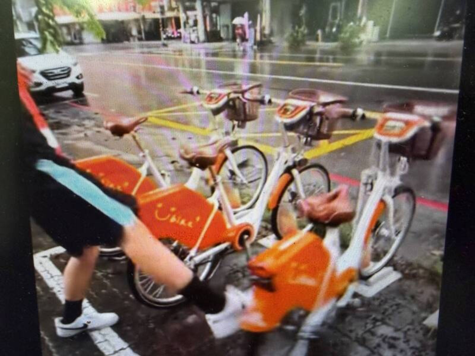 租車卡關竟遷怒公物!國中生猛踹YouBike洩憤 豬隊友錄影PO網惹眾怒