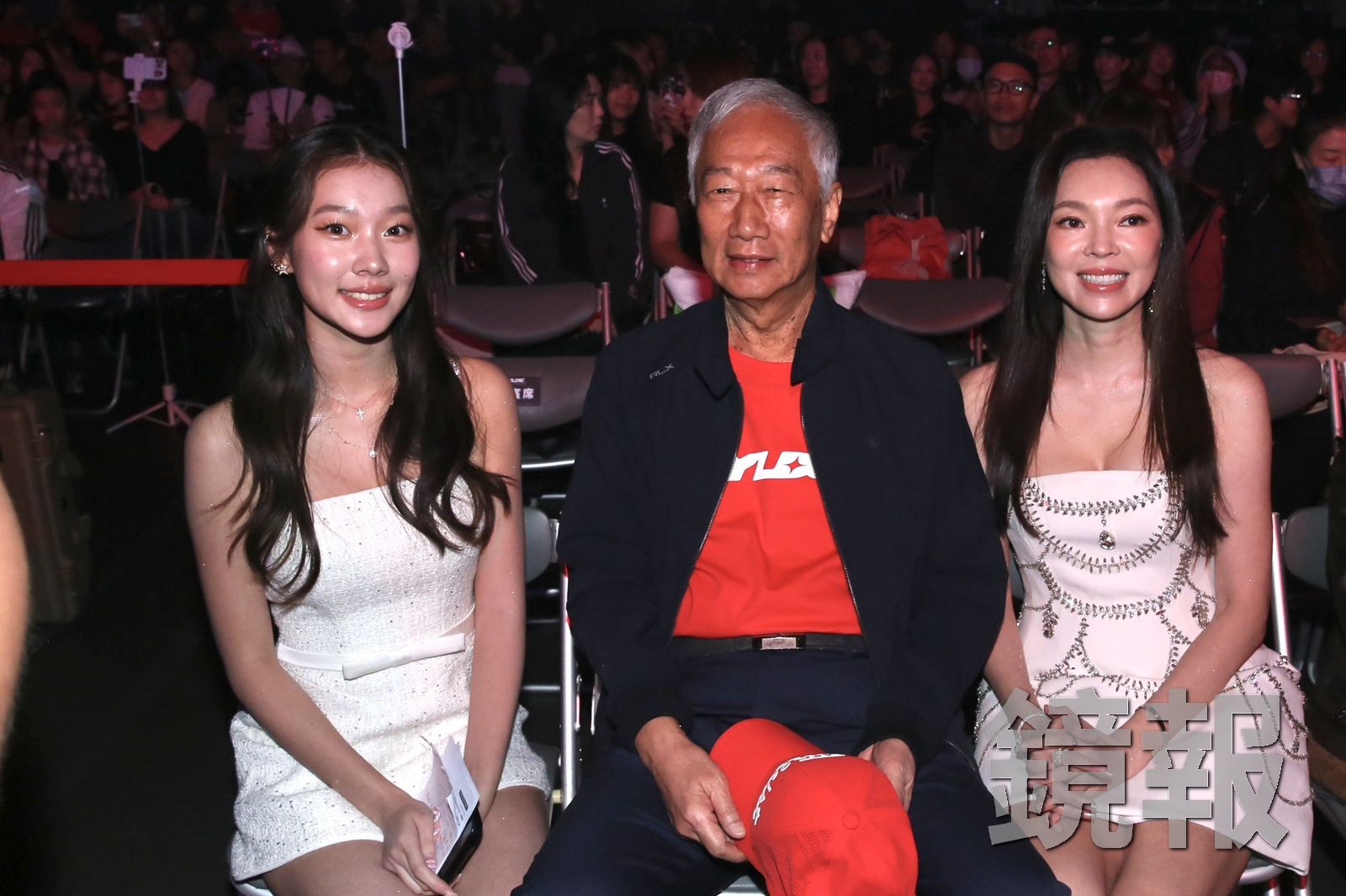 郭台銘(中)17歲女兒妞妞(左)上台致詞展現大方台風。攝影董孟航