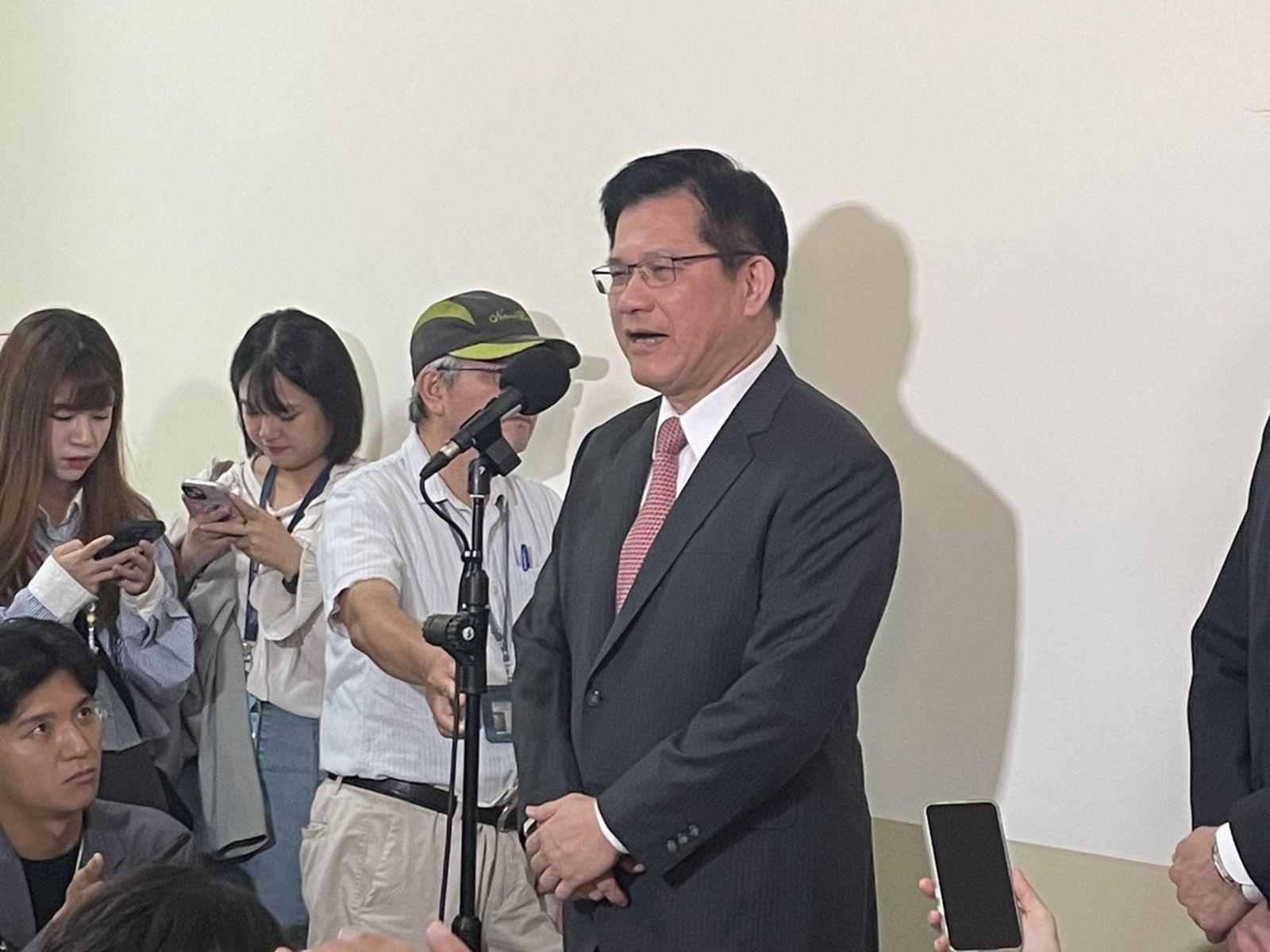 談子弟兵王義川粉底液事件　林佳龍：雖受誤解但很成熟　