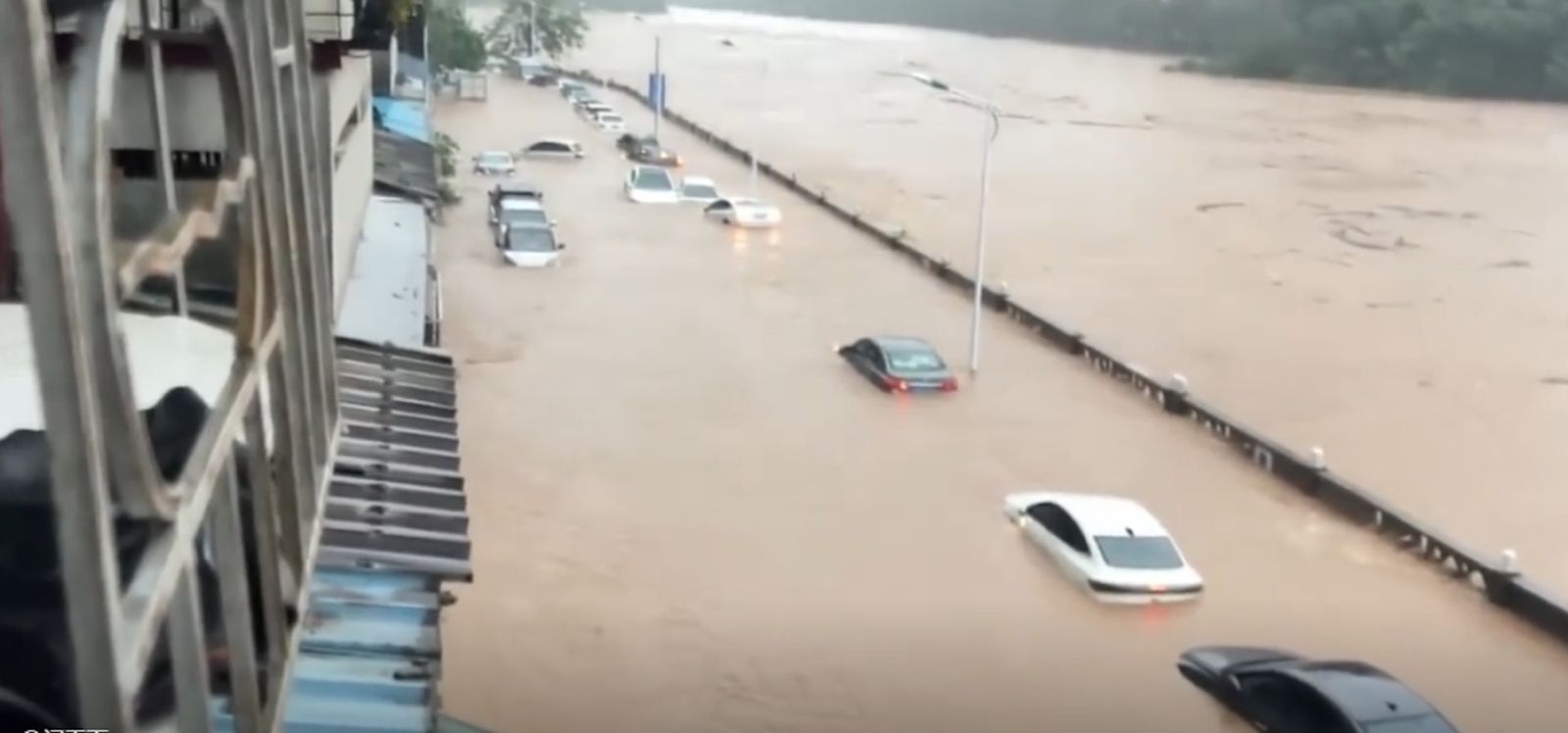 西連日降下豪雨,多地爆發嚴重淹水災情。圖/翻攝自微博「南方都市報」