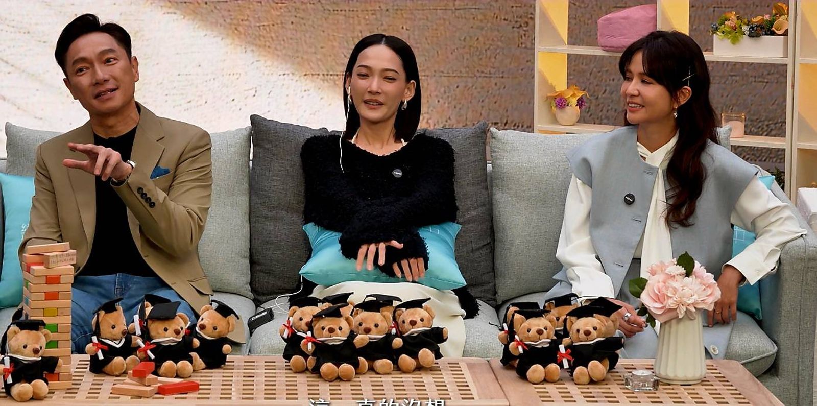 棚內「戀愛偵查團」看得超投入。三立提供