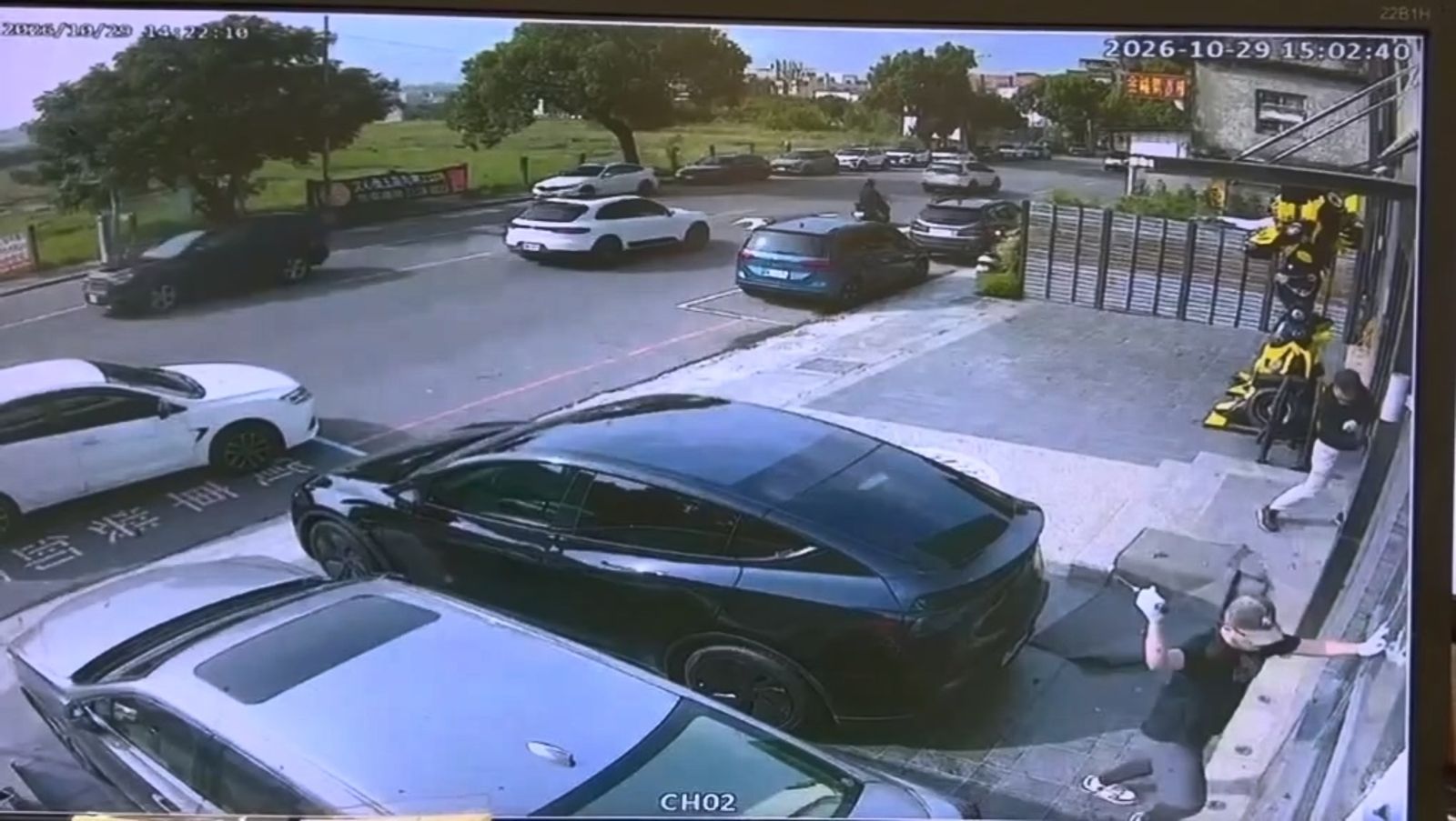 2嫌將白色轎車停在路邊,持鐵鎚砸爛生醫公司門窗。圖/民眾提供